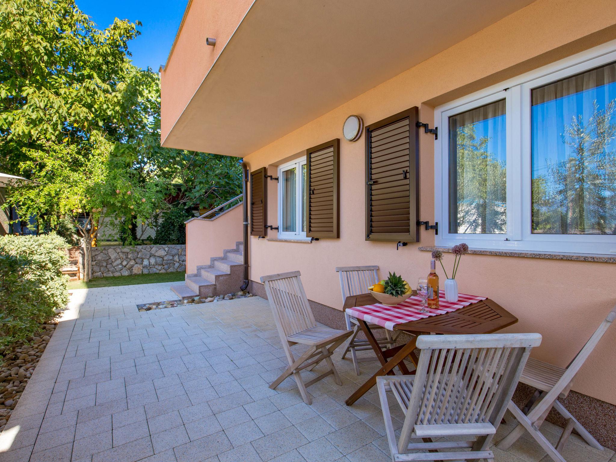 Photo 11 - Appartement de 2 chambres à Dobrinj avec piscine et terrasse