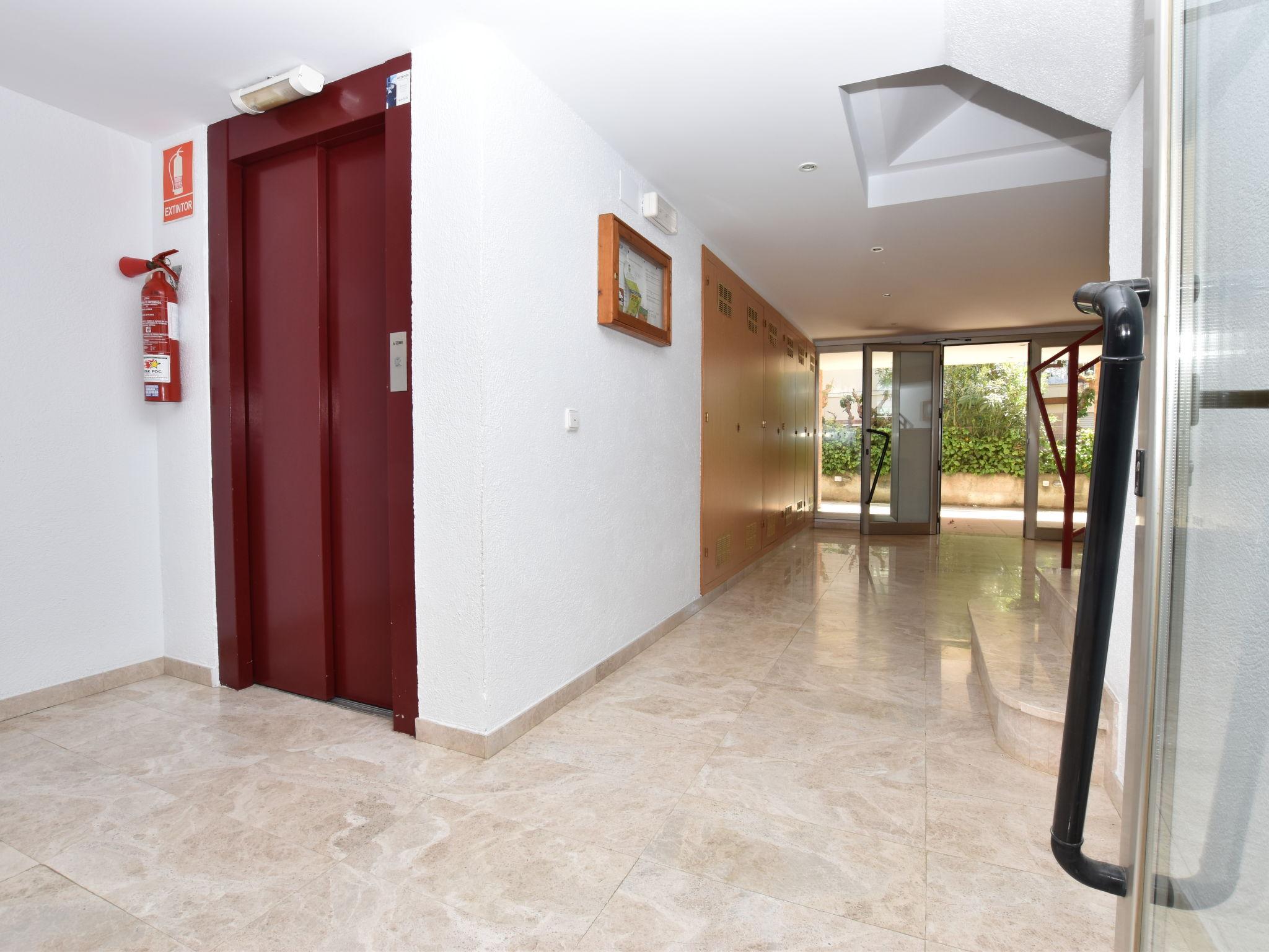 Photo 18 - 3 bedroom Apartment in Torredembarra with swimming pool and garden