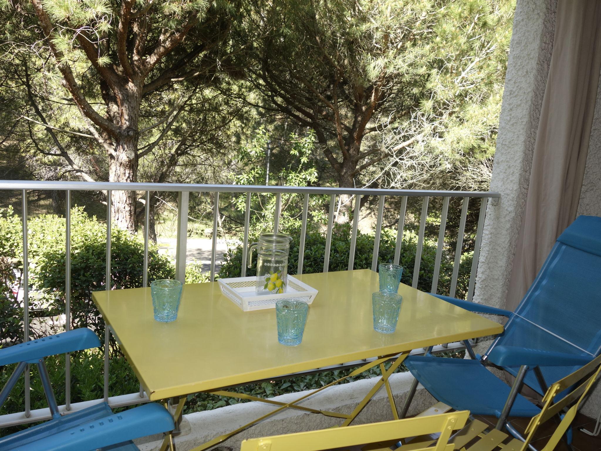 Photo 2 - Apartment in Saint-Cyr-sur-Mer with terrace and sea view