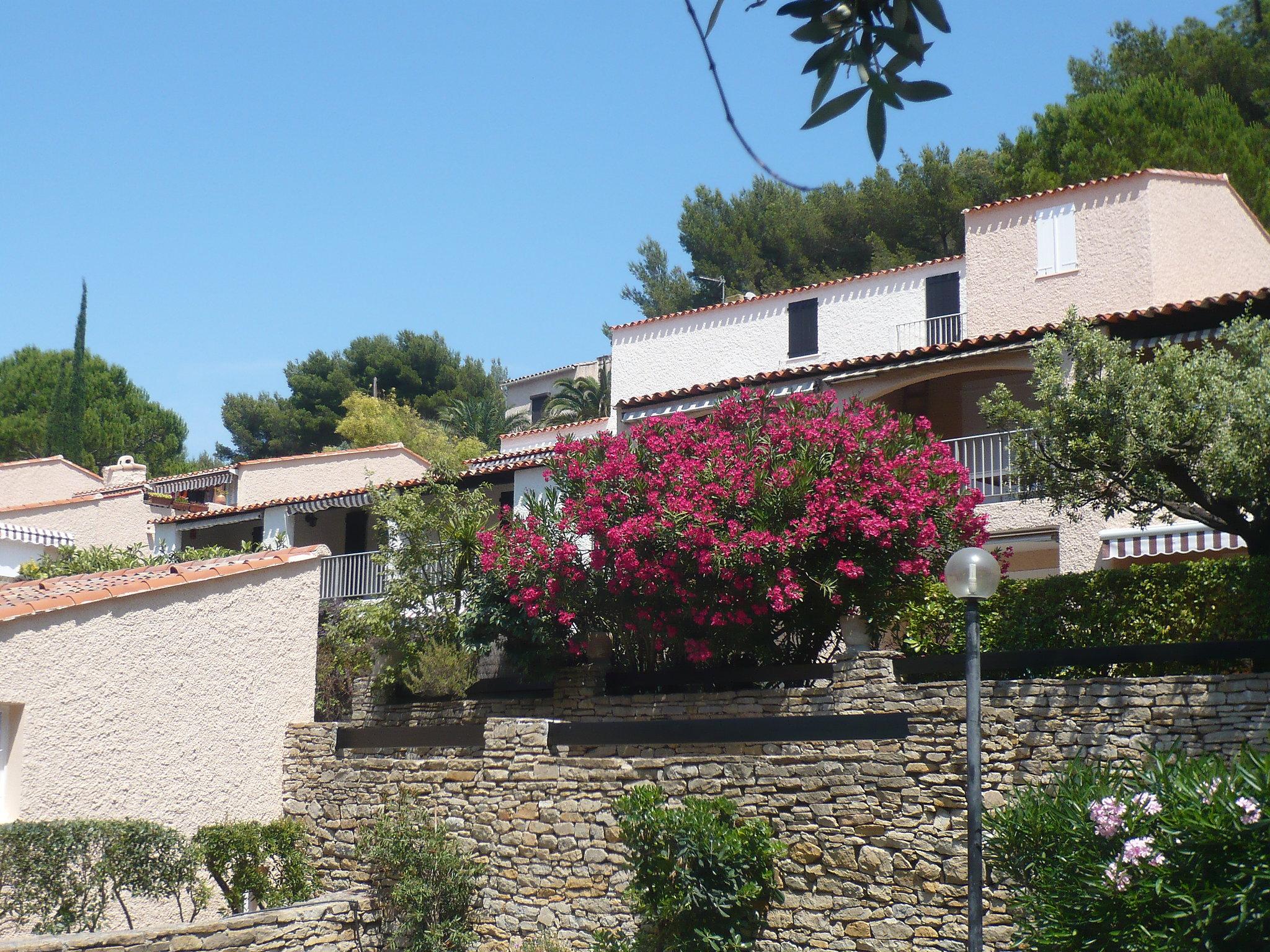 Foto 17 - Appartamento a Saint-Cyr-sur-Mer con terrazza