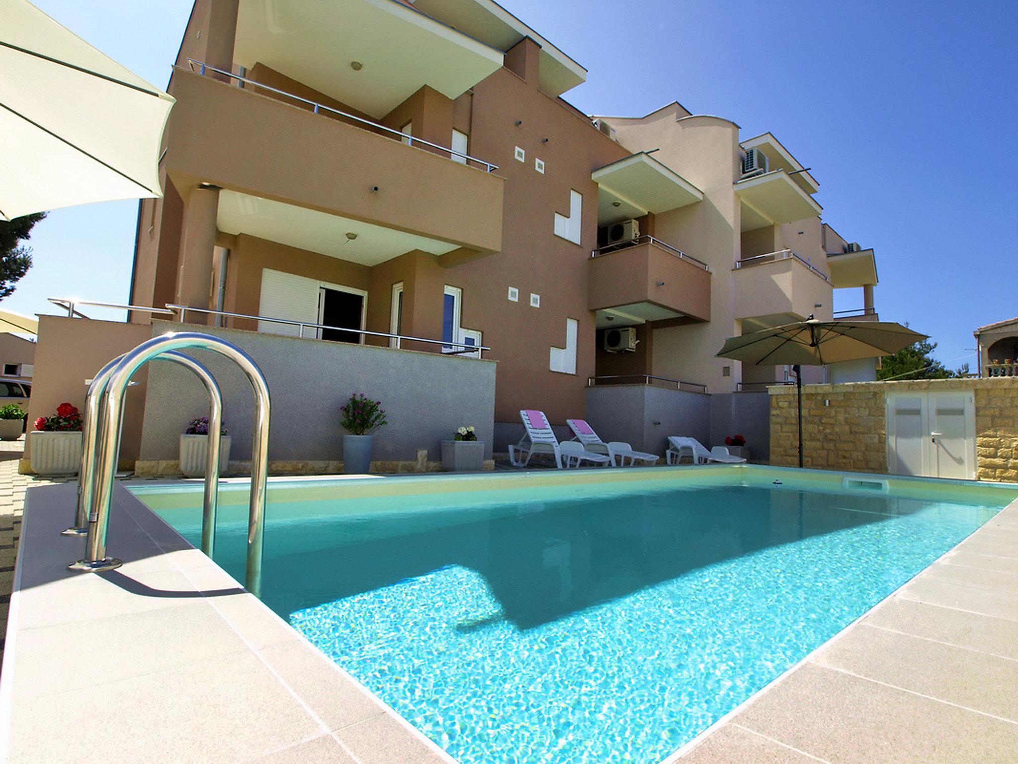Foto 15 - Apartamento de 1 quarto em Nin com piscina e vistas do mar