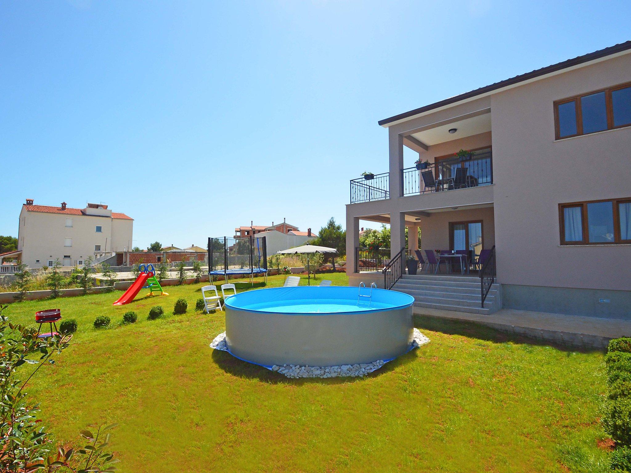 Foto 11 - Apartamento de 2 quartos em Ližnjan com piscina privada e jardim