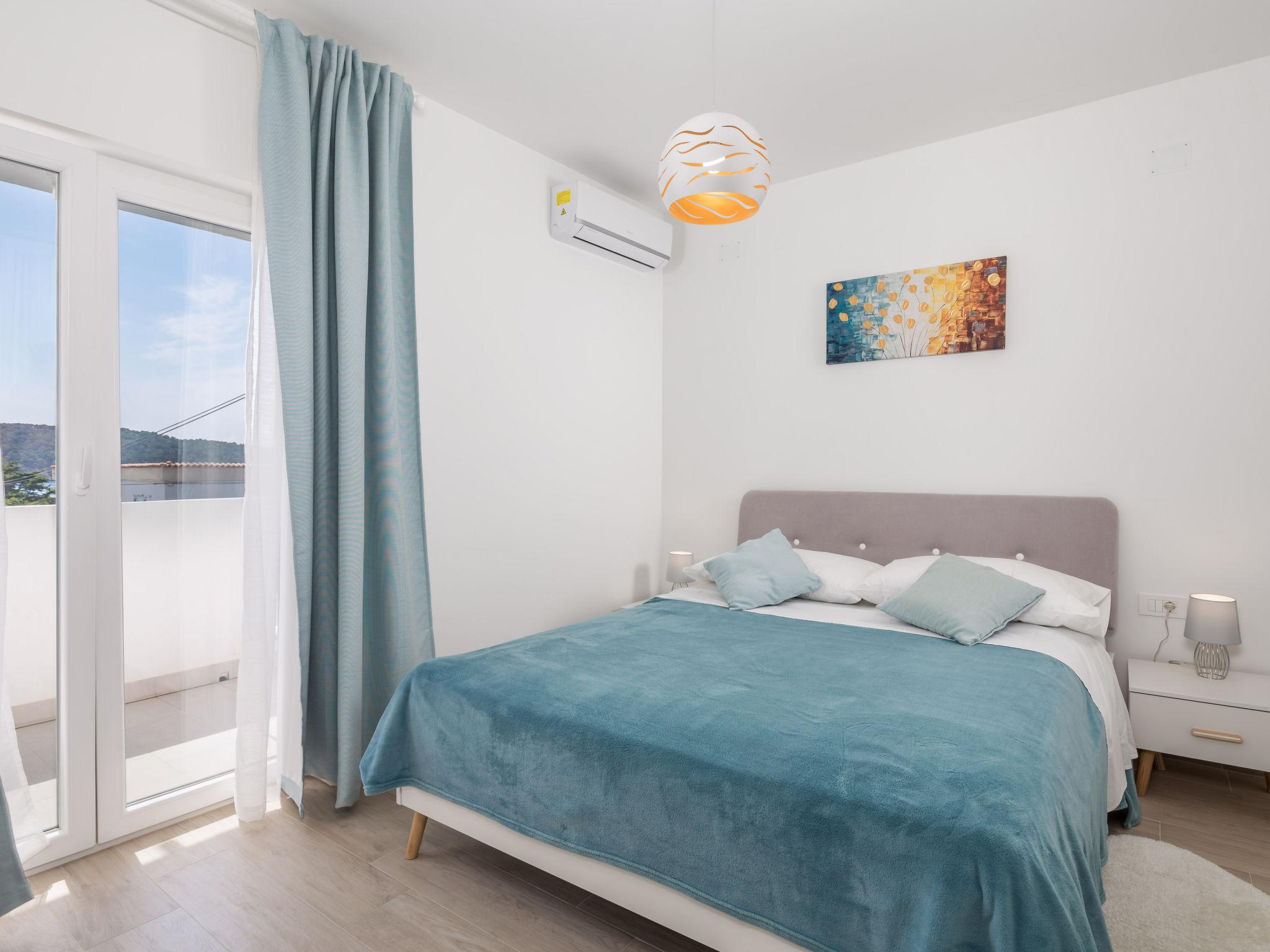 Foto 4 - Appartamento con 2 camere da letto a Rab con vista mare