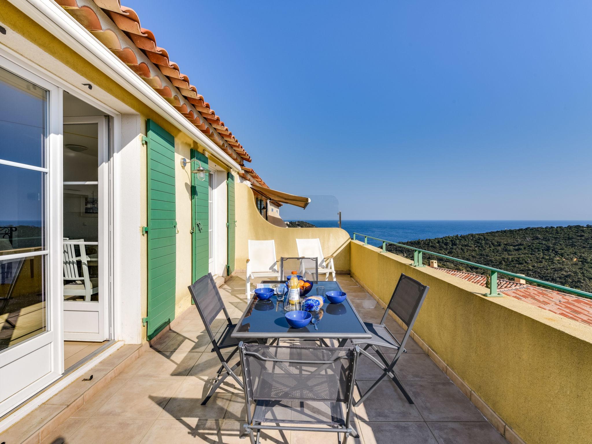 Foto 2 - Casa de 2 habitaciones en Cavalaire-sur-Mer con piscina y vistas al mar