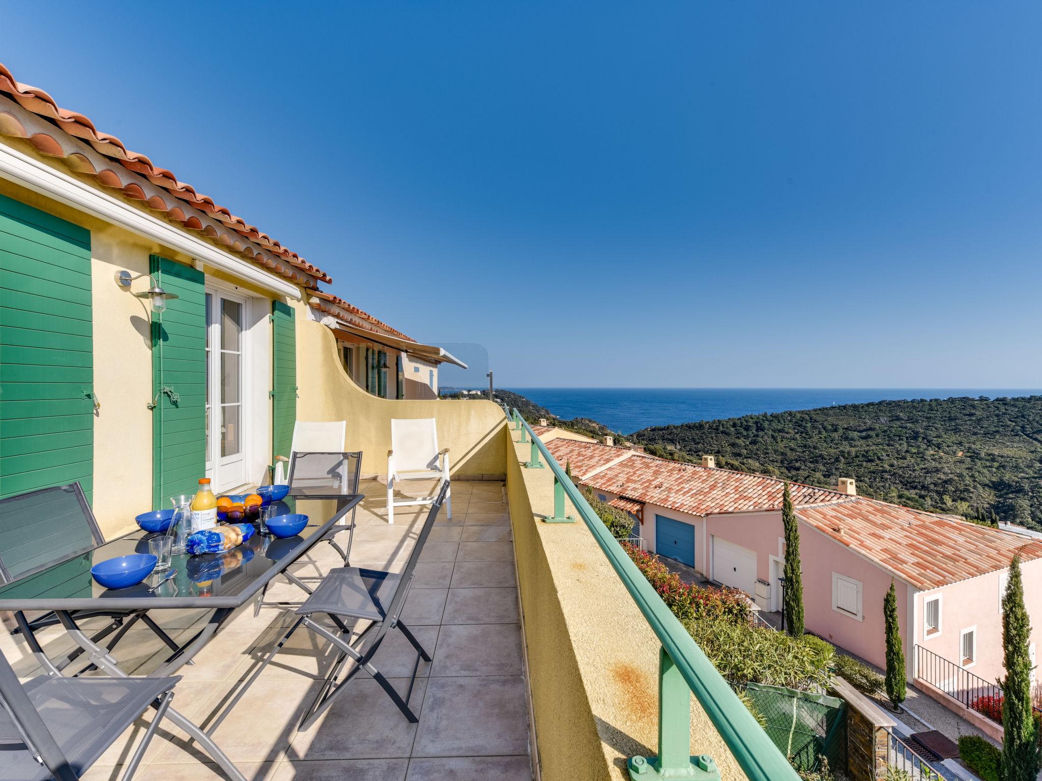 Foto 15 - Casa de 2 quartos em Cavalaire-sur-Mer com piscina e vistas do mar