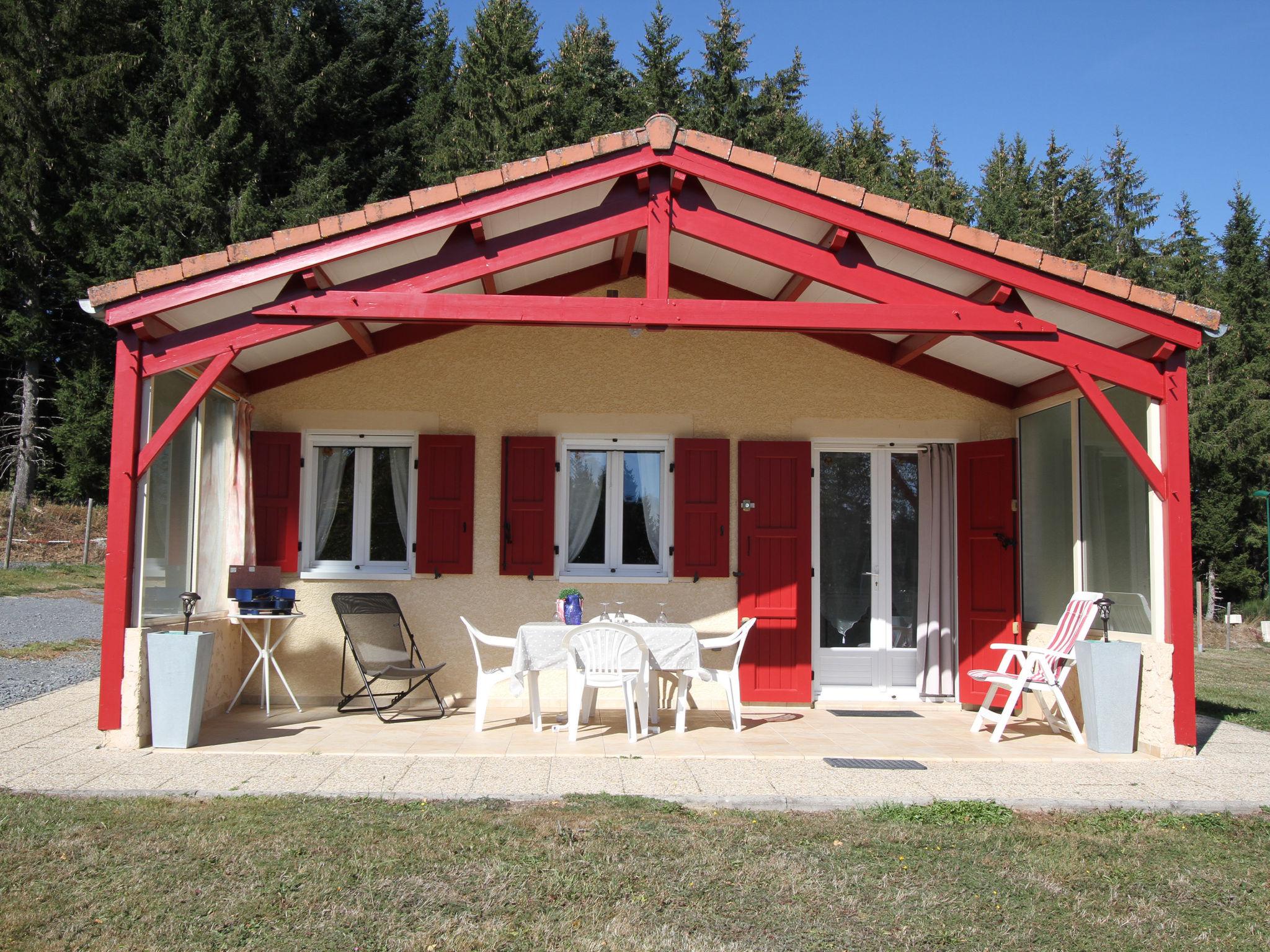 Photo 1 - Maison de 2 chambres à Monlet avec jardin et terrasse