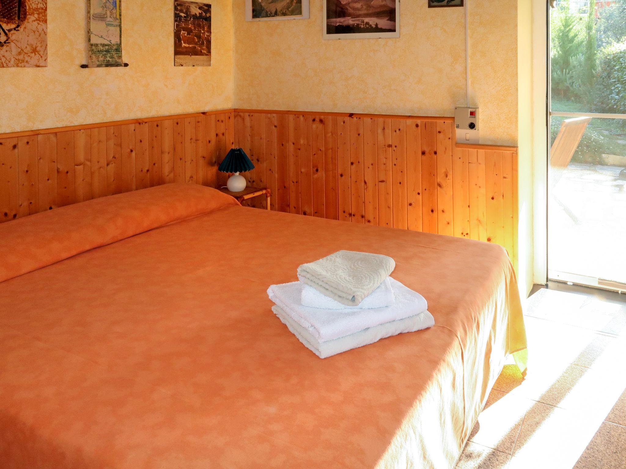 Foto 10 - Apartment mit 1 Schlafzimmer in Vendone mit schwimmbad und garten