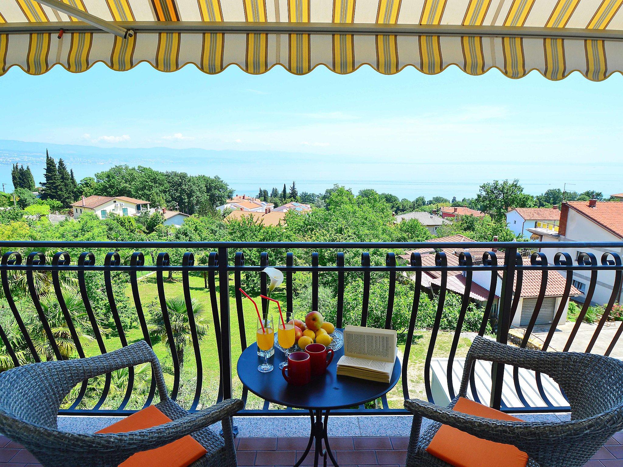 Foto 2 - Appartamento con 1 camera da letto a Opatija con vista mare