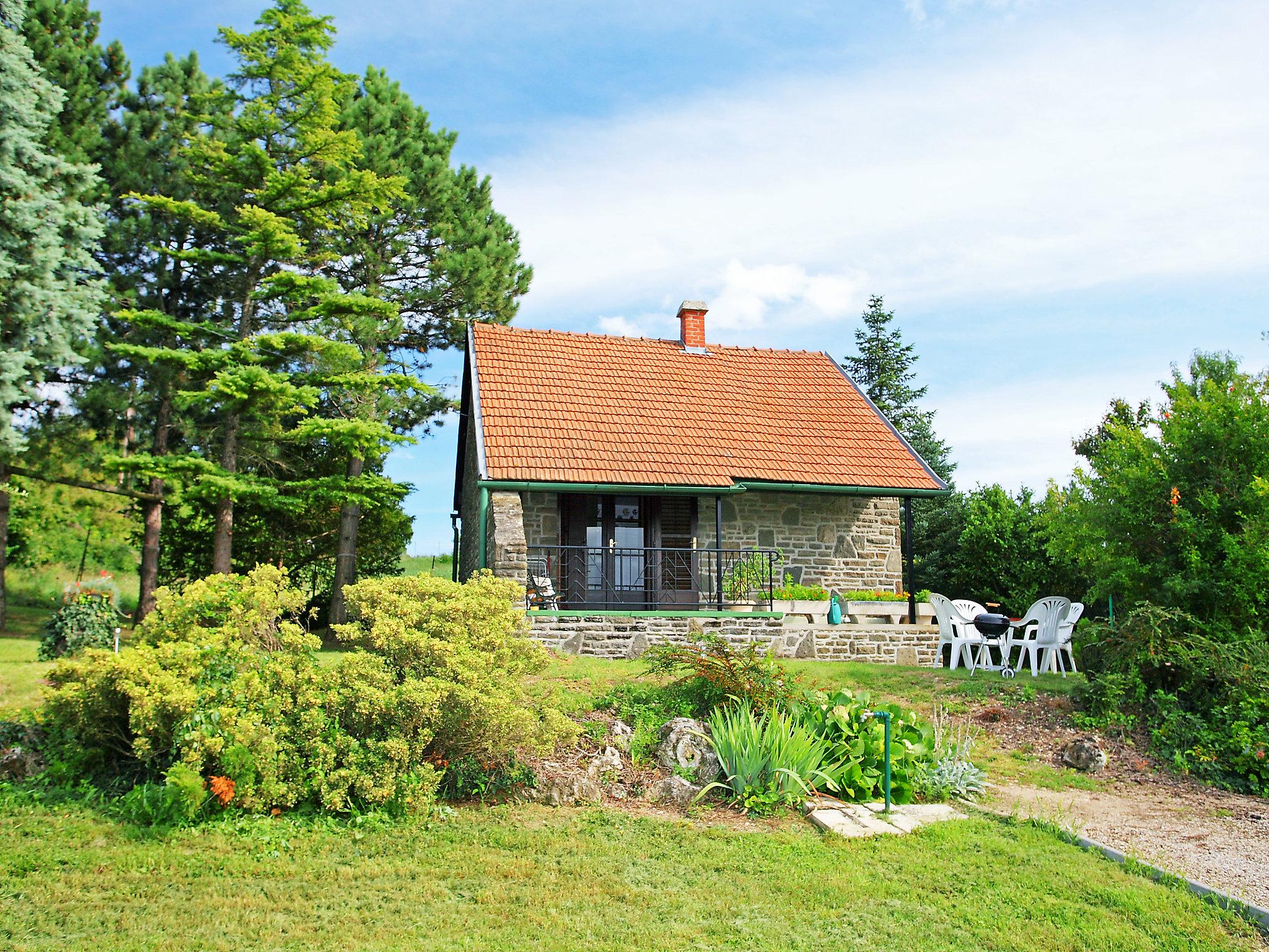 Photo 1 - Maison de 2 chambres à Tihany avec jardin et vues sur la montagne