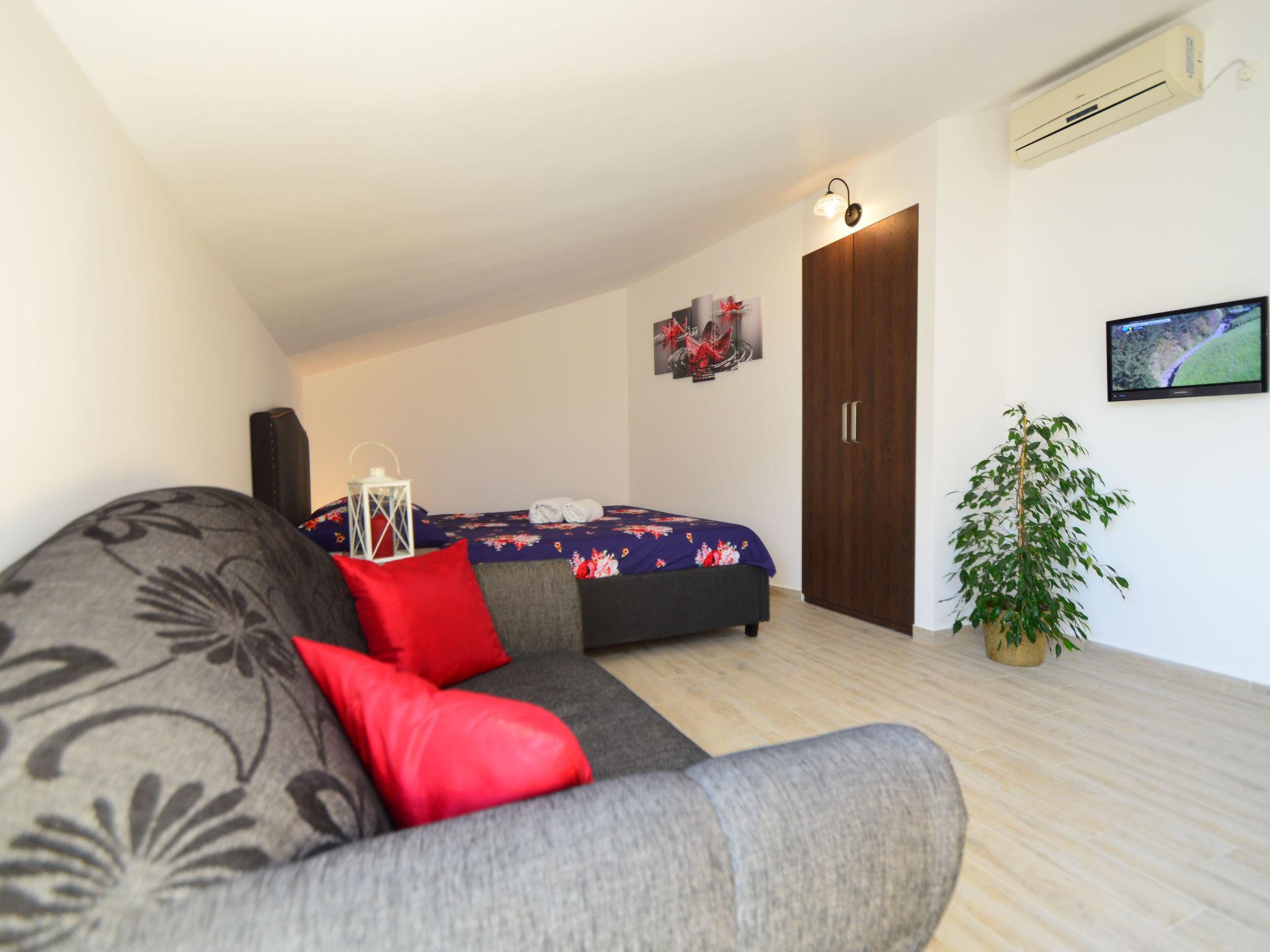 Foto 4 - Apartamento de 1 quarto em Vodice com piscina e jardim