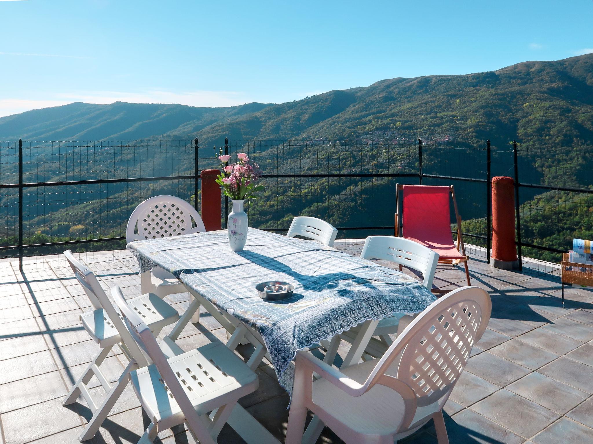 Photo 2 - Maison de 2 chambres à Aurigo avec terrasse et vues à la mer