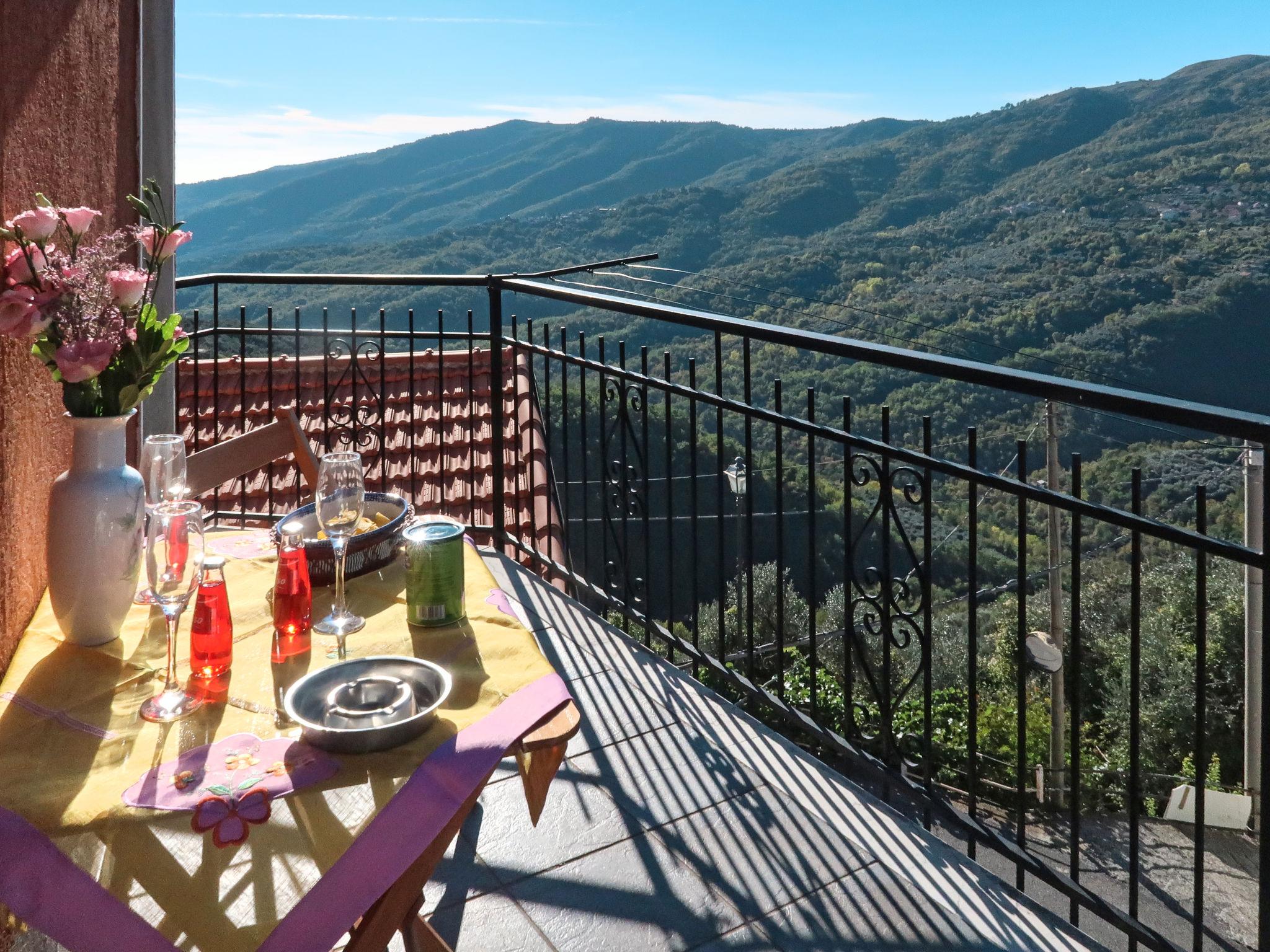 Photo 1 - Maison de 2 chambres à Aurigo avec terrasse et vues à la mer