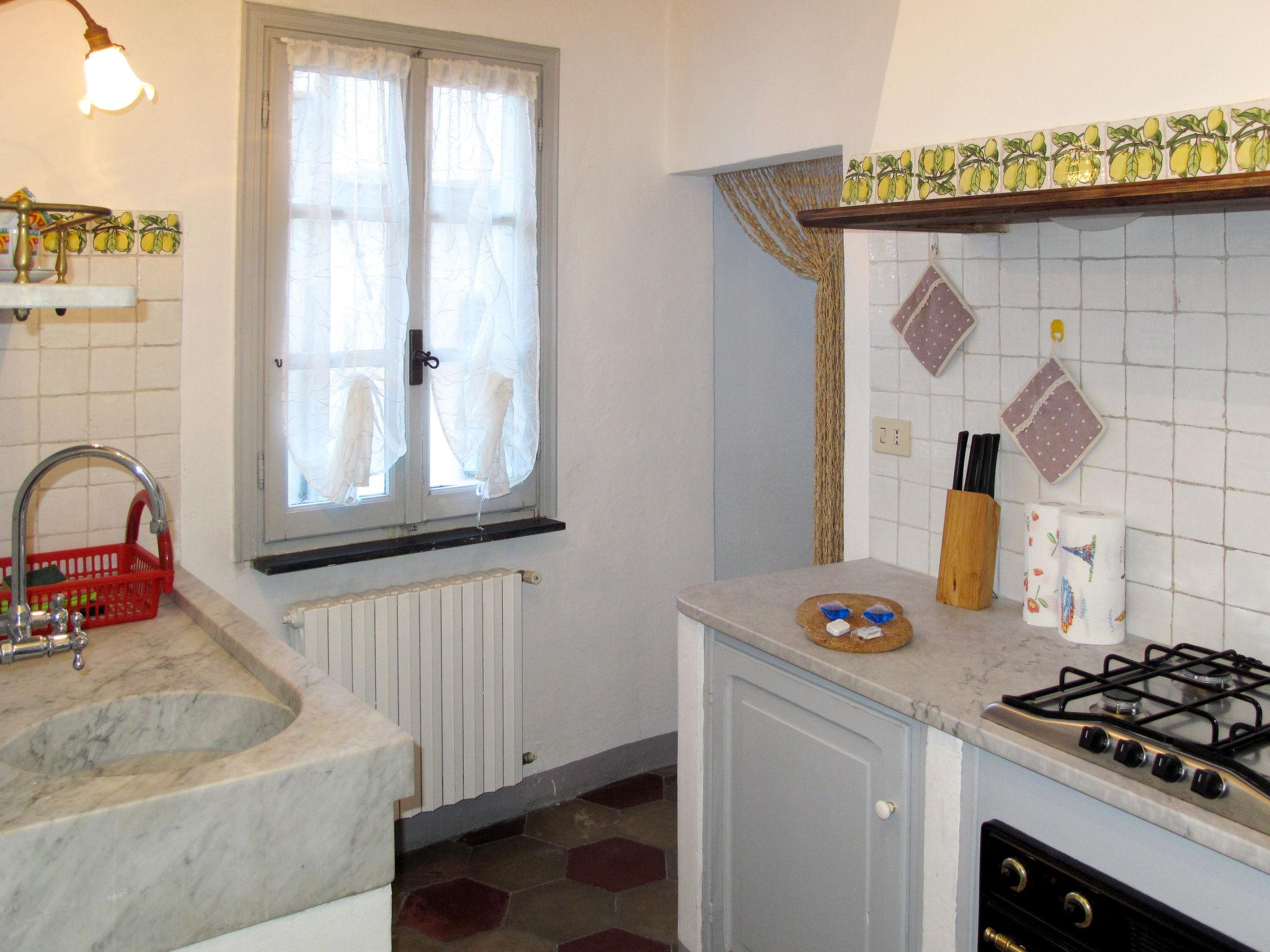 Foto 11 - Apartamento de 2 habitaciones en Finale Ligure con jardín y vistas al mar
