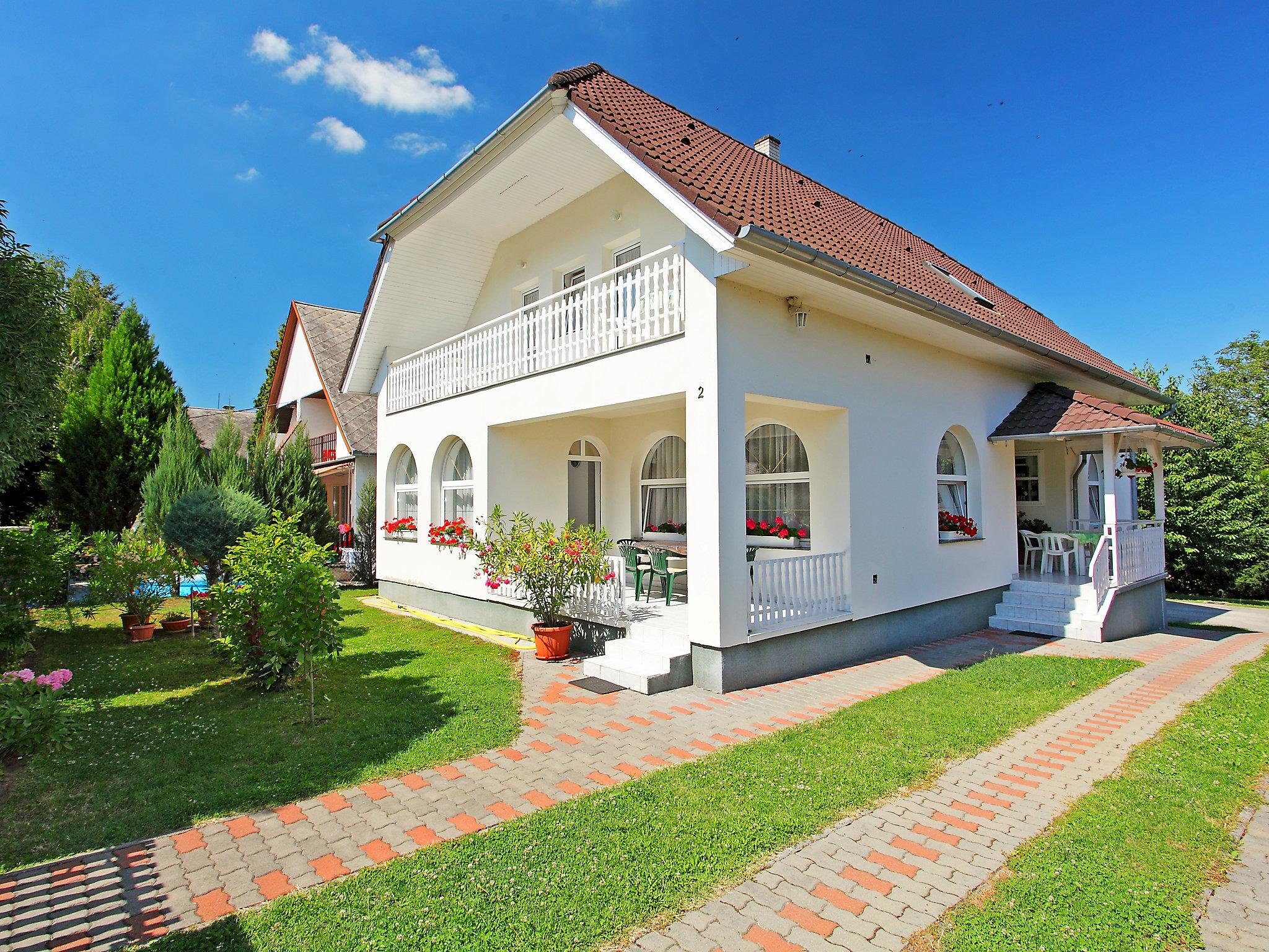 Foto 16 - Casa de 7 quartos em Balatonszárszó com jardim e vistas do mar