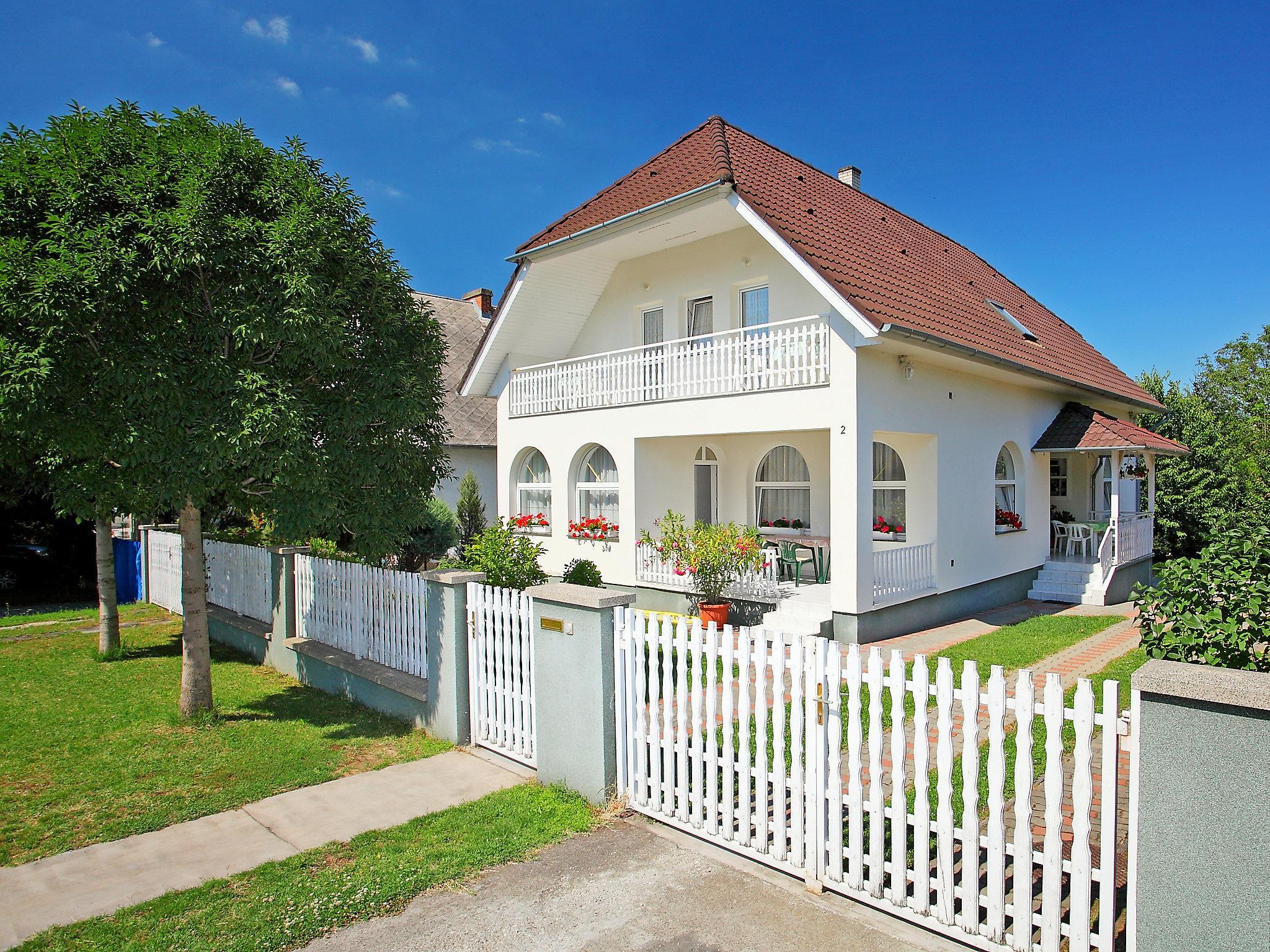 Photo 1 - Maison de 7 chambres à Balatonszárszó avec jardin et vues à la mer