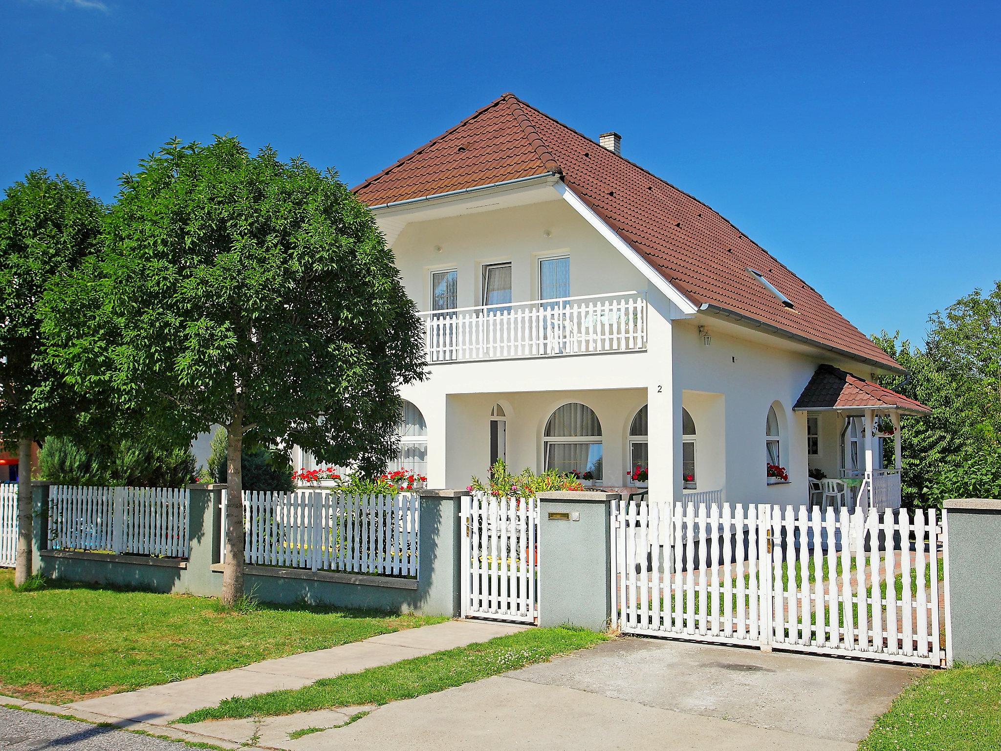 Photo 17 - Maison de 7 chambres à Balatonszárszó avec jardin et vues à la mer