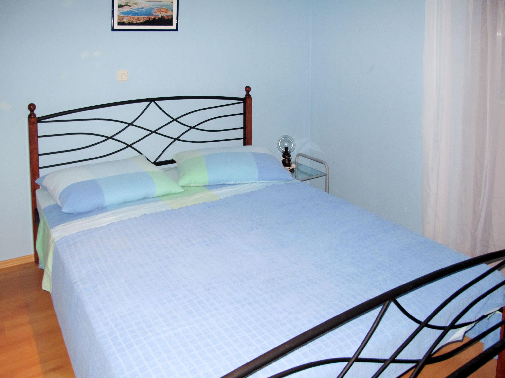 Foto 11 - Apartamento de 3 habitaciones en Supetar con jardín y vistas al mar