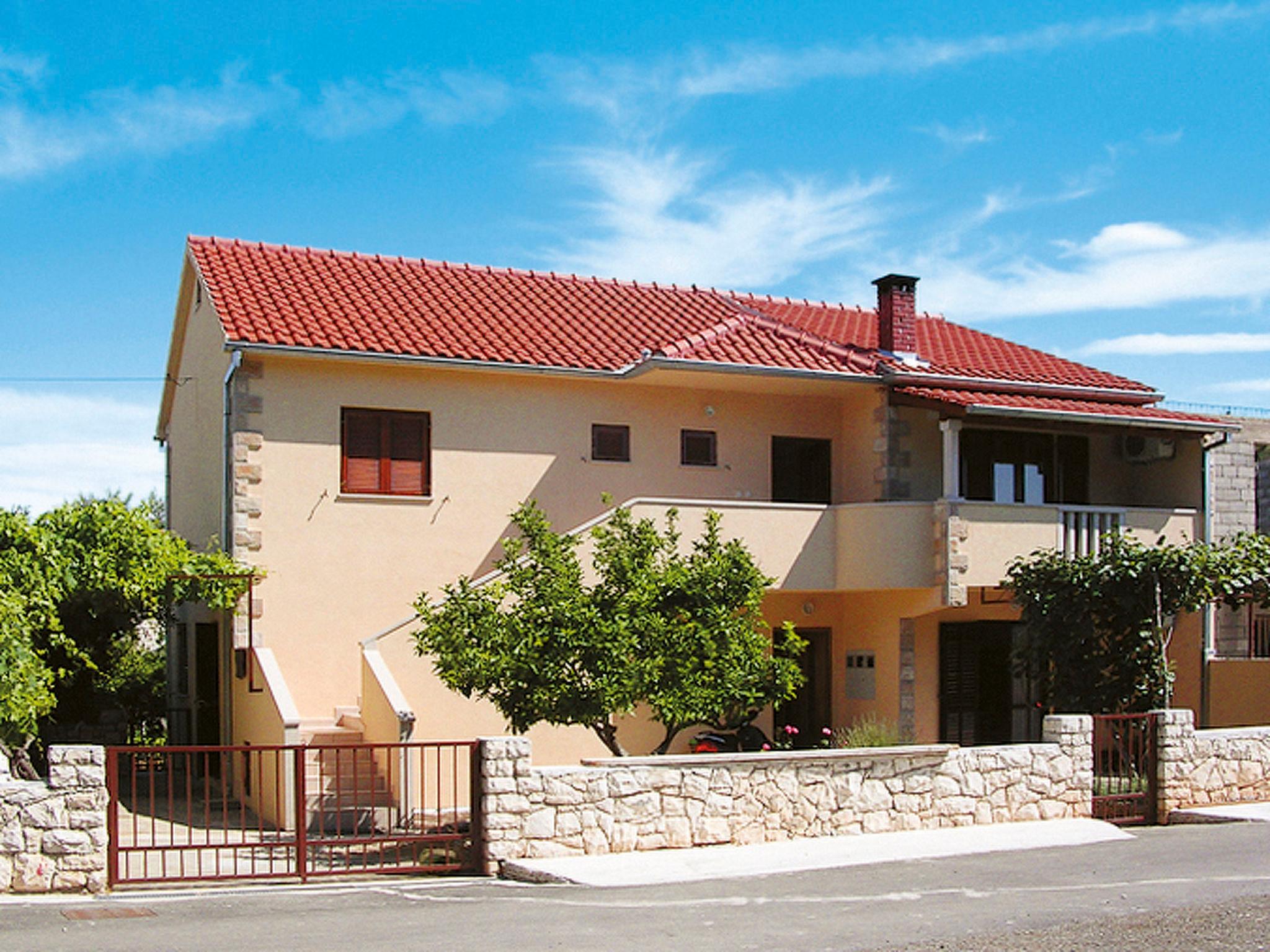 Photo 1 - Appartement de 3 chambres à Supetar avec jardin et vues à la mer