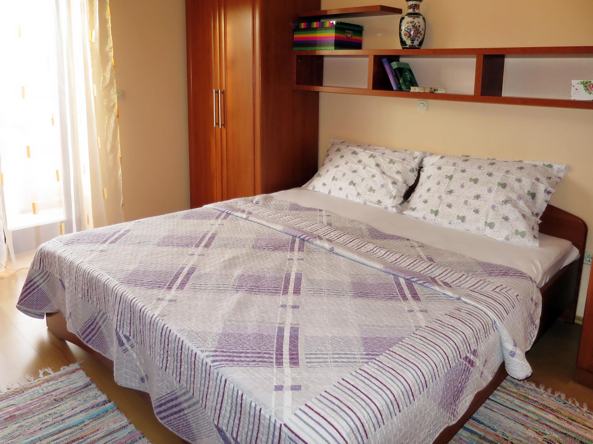 Foto 10 - Appartamento con 3 camere da letto a Supetar con giardino e vista mare