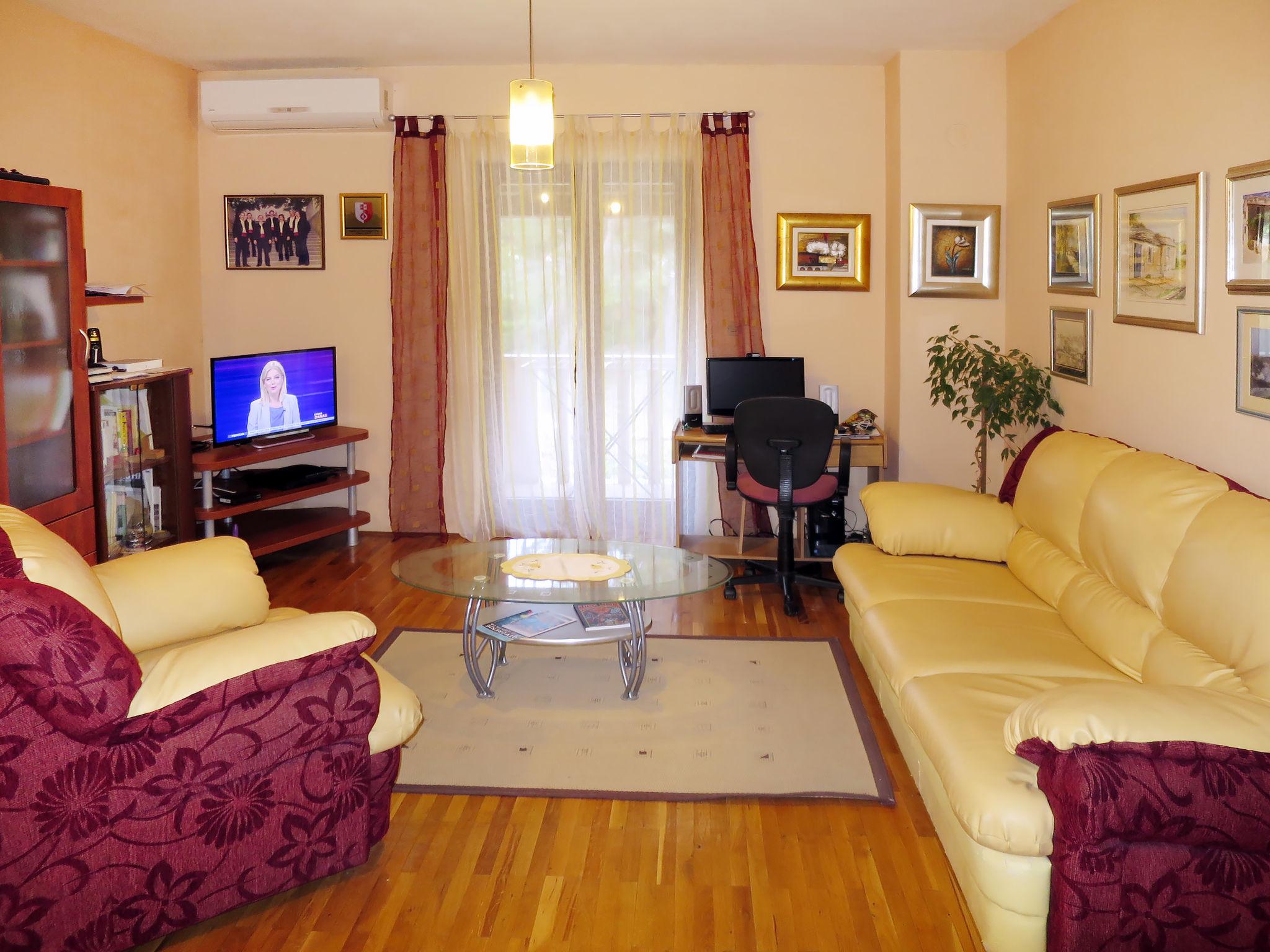Photo 3 - 3 bedroom Apartment in Supetar with garden and sea view