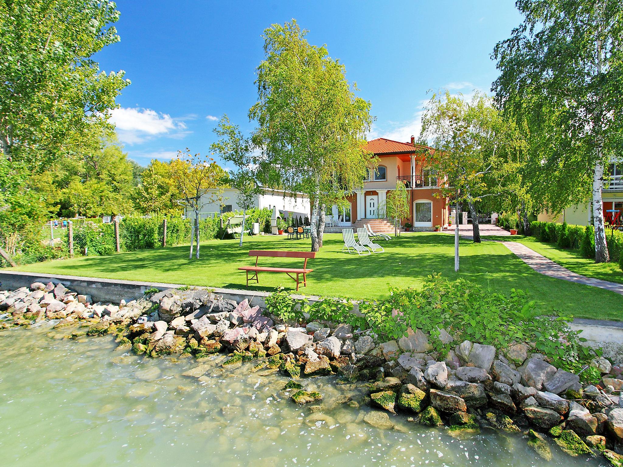 Foto 11 - Apartamento de 2 habitaciones en Balatonlelle con jardín y terraza