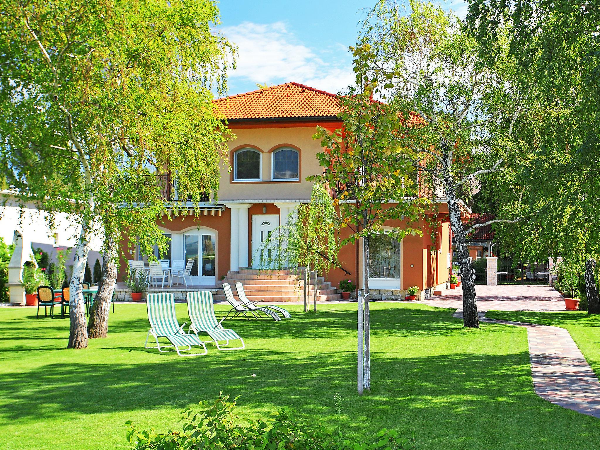 Photo 12 - Appartement de 2 chambres à Balatonlelle avec jardin et terrasse