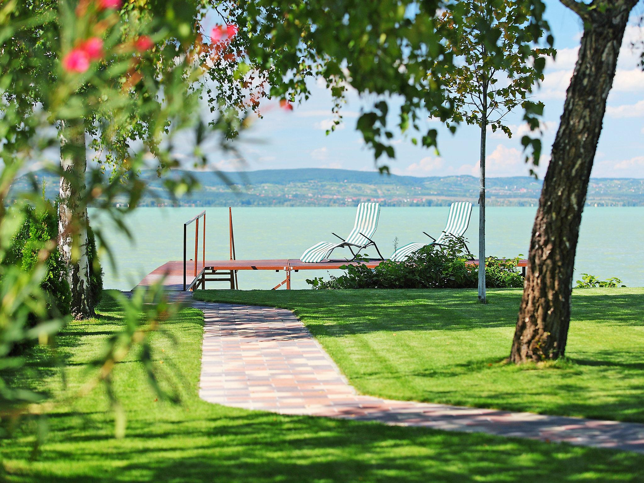 Foto 2 - Apartamento de 2 habitaciones en Balatonlelle con jardín y terraza