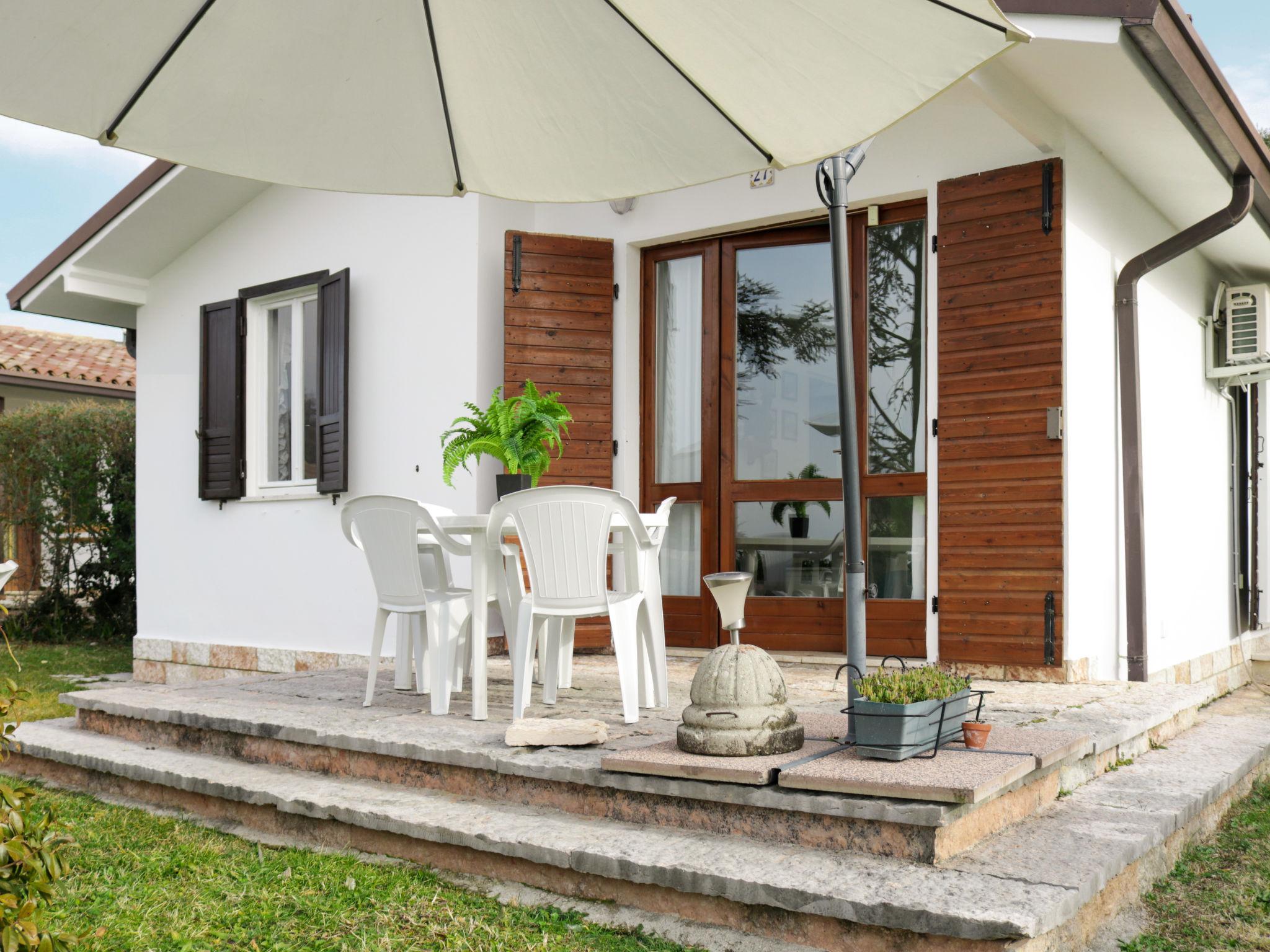 Photo 1 - Maison de 2 chambres à Bardolino avec piscine et jardin