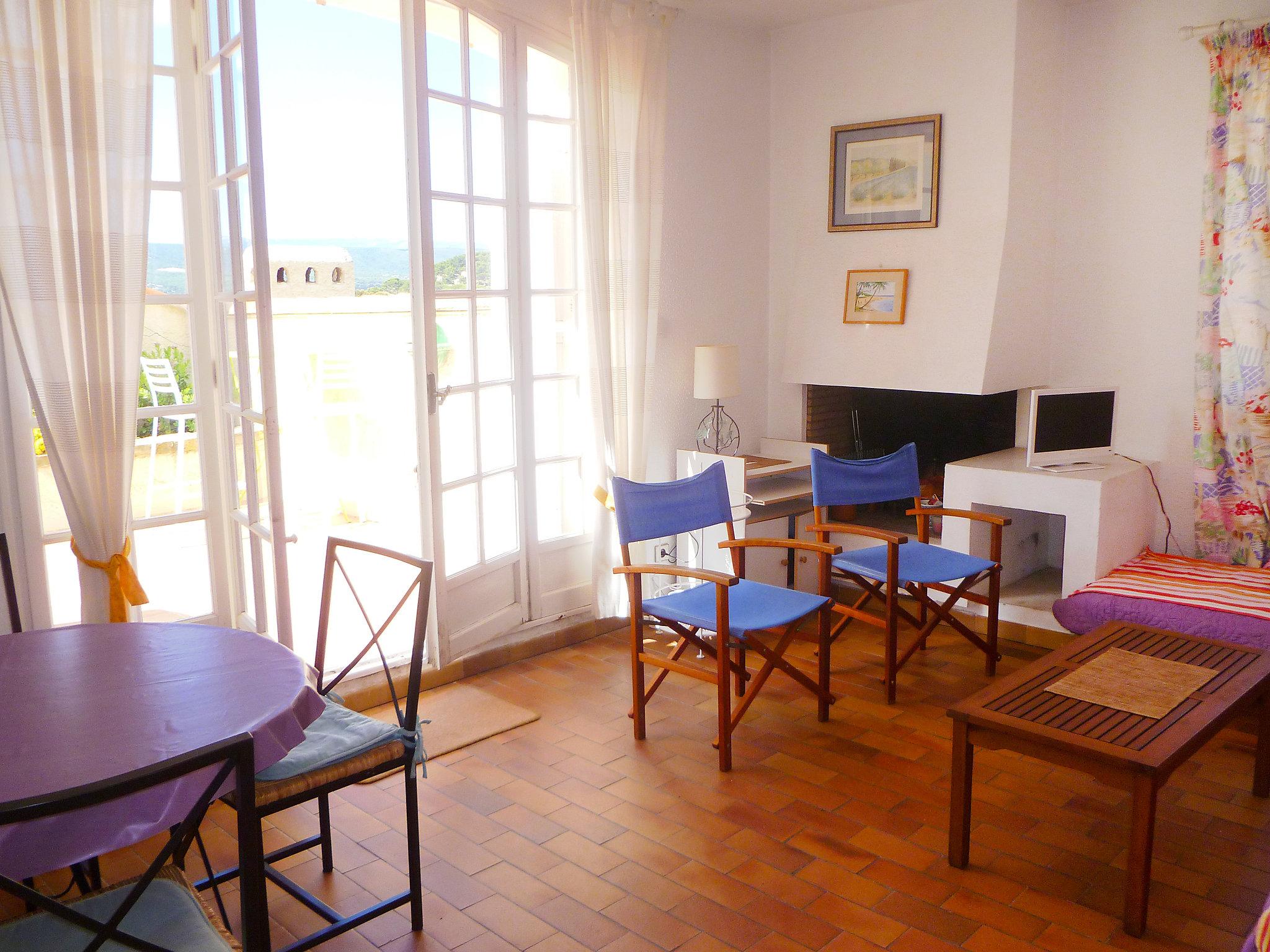 Foto 5 - Appartamento con 2 camere da letto a Saint-Cyr-sur-Mer con terrazza e vista mare