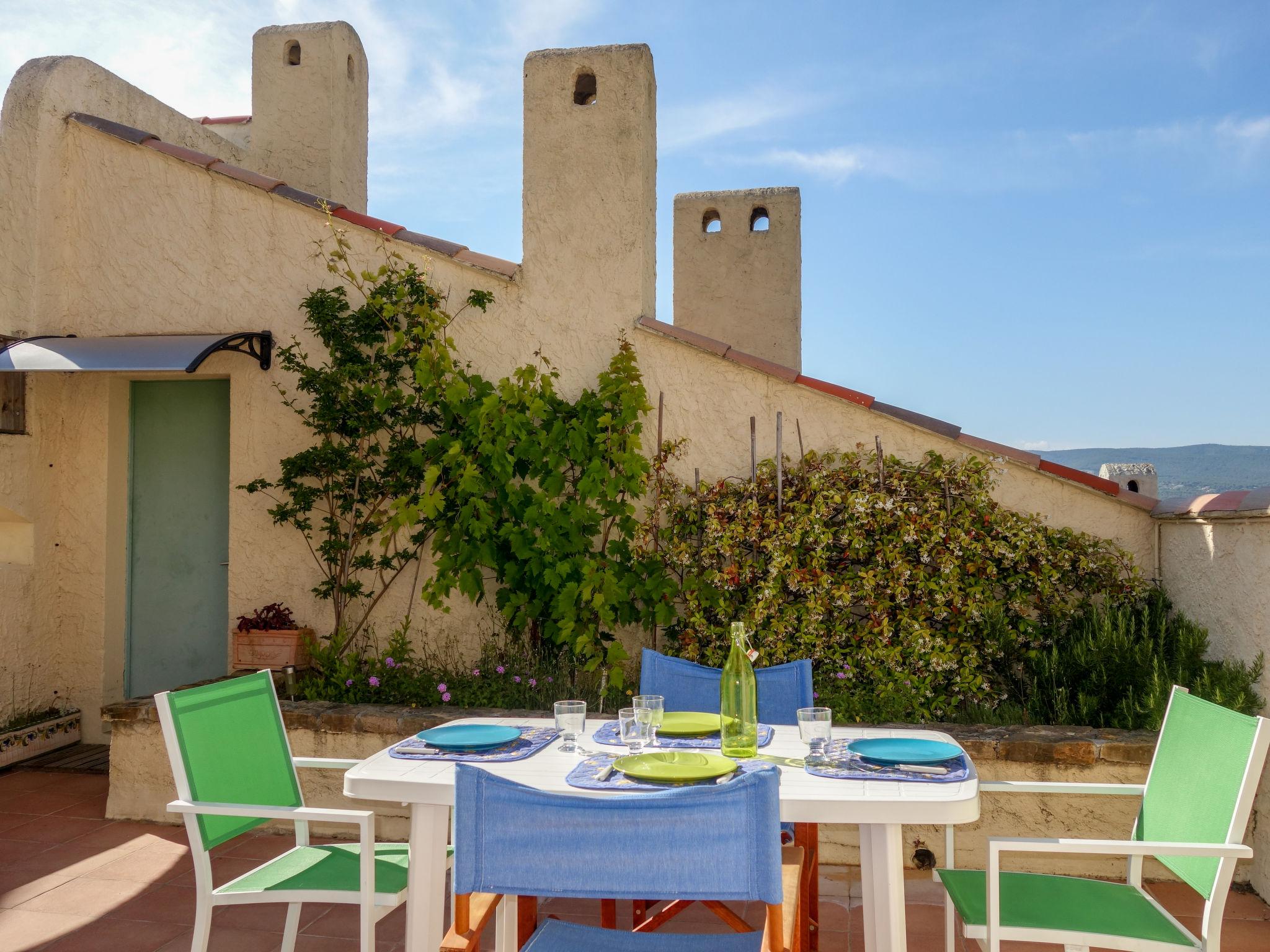 Photo 1 - Appartement de 2 chambres à Saint-Cyr-sur-Mer avec terrasse et vues à la mer