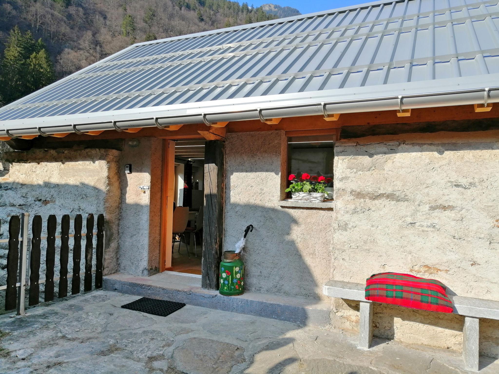 Photo 13 - Maison de 1 chambre à Serravalle avec jardin et vues sur la montagne