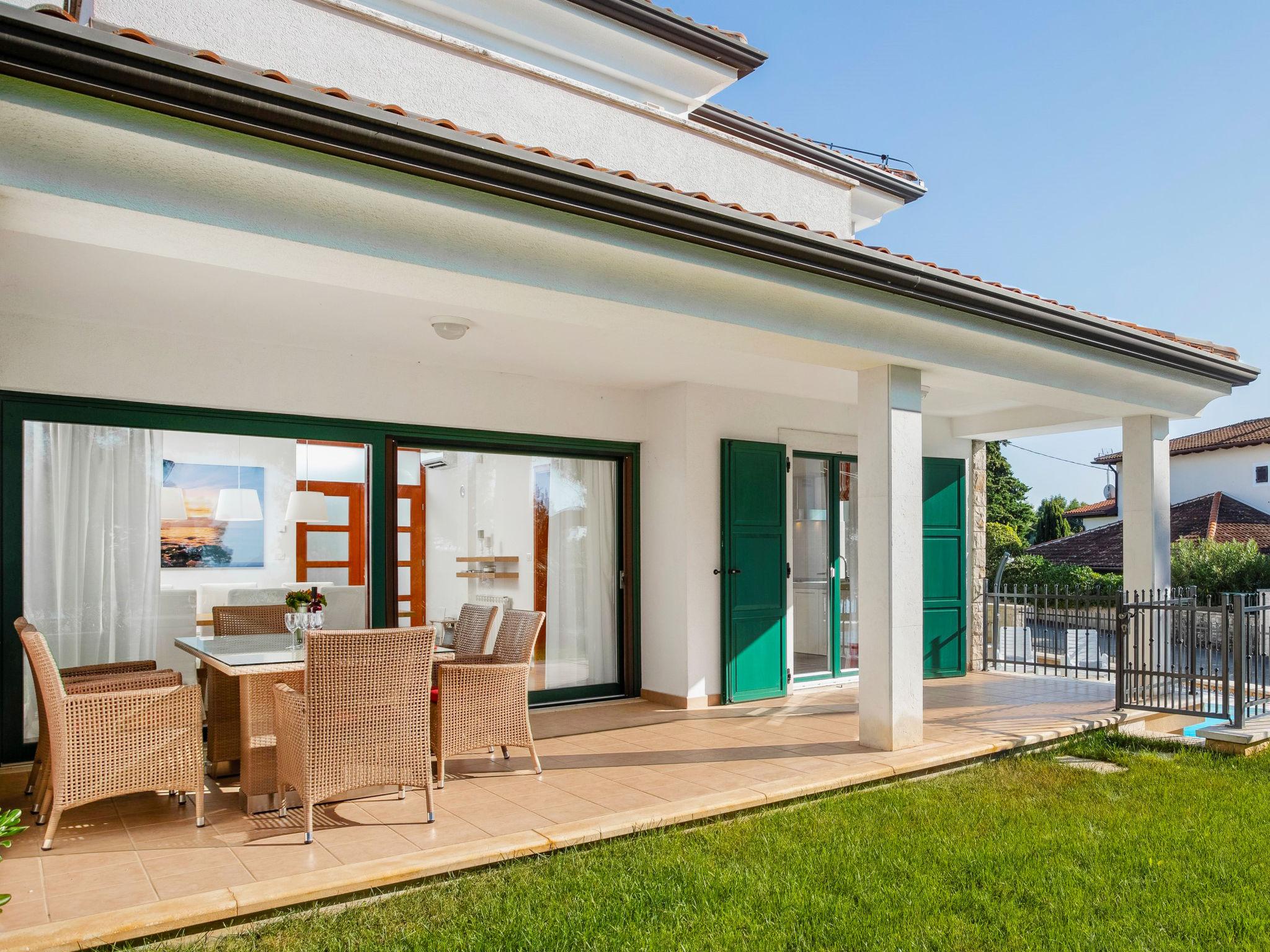 Photo 2 - Maison de 4 chambres à Umag avec piscine privée et jardin