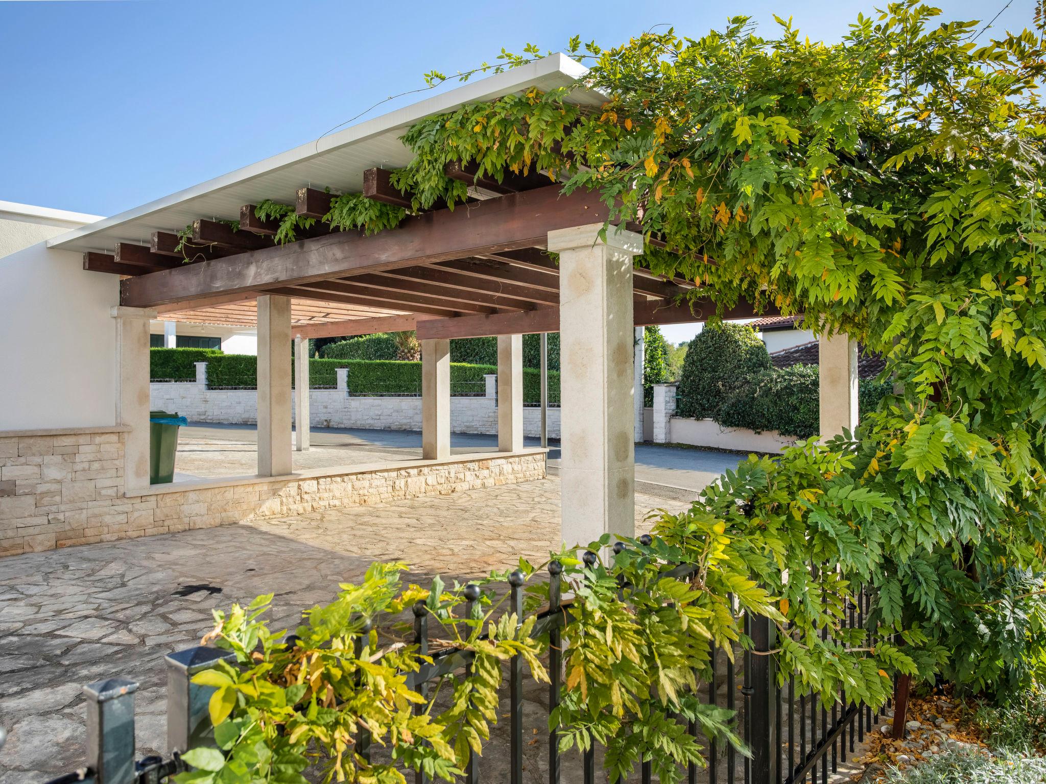 Foto 34 - Casa con 4 camere da letto a Umag con piscina privata e giardino