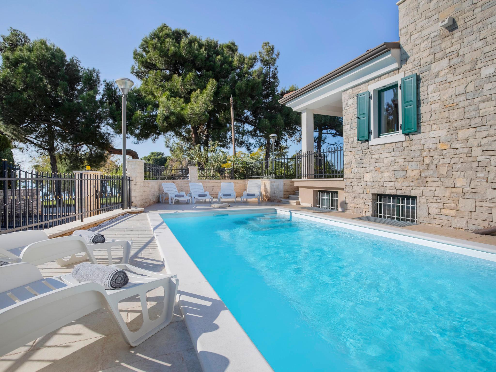 Photo 12 - Maison de 4 chambres à Umag avec piscine privée et jardin