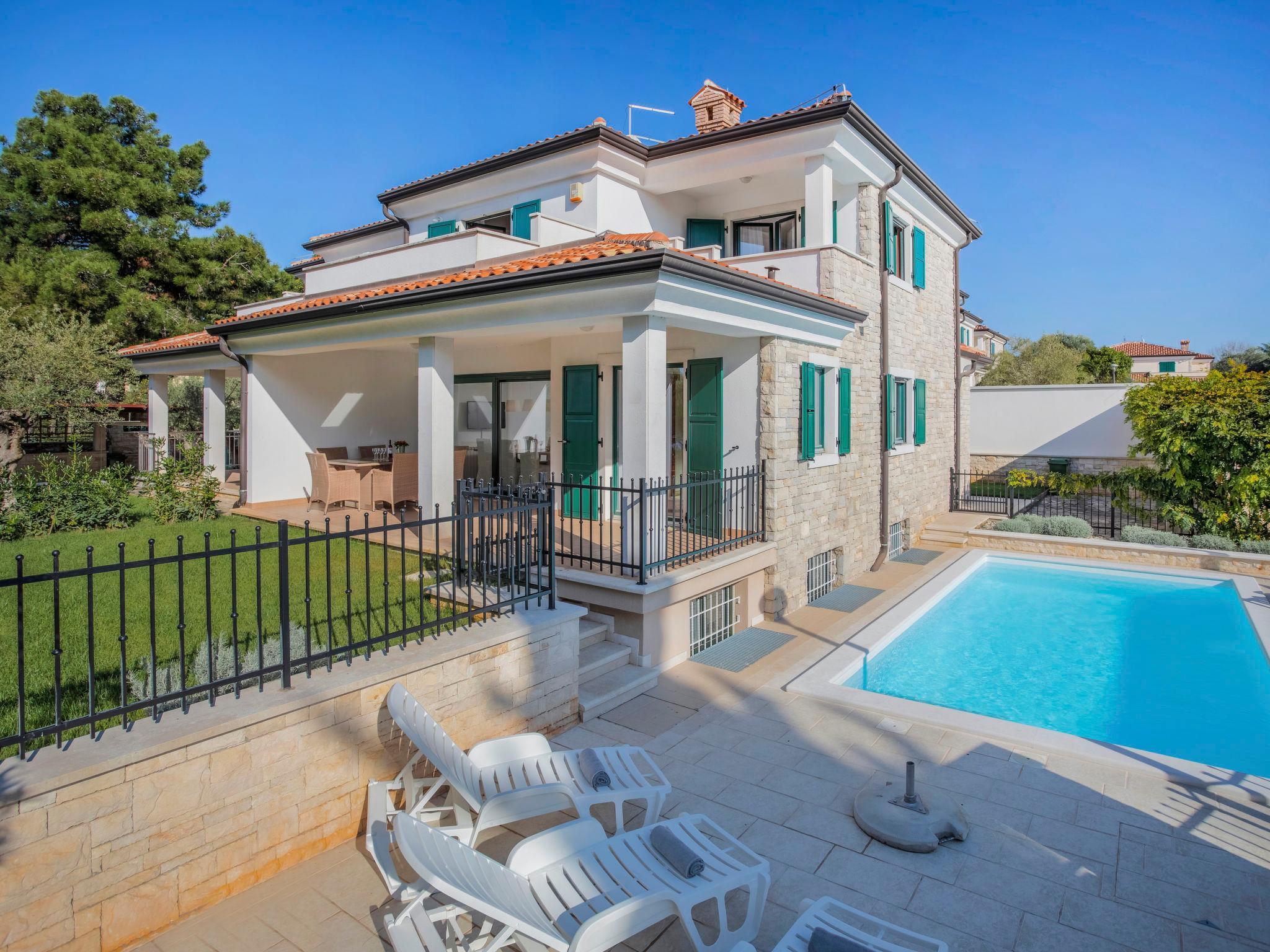 Foto 10 - Casa con 4 camere da letto a Umag con piscina privata e giardino