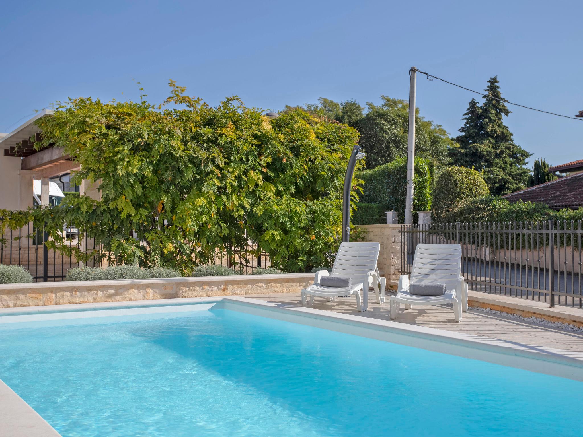 Foto 23 - Casa con 4 camere da letto a Umag con piscina privata e giardino