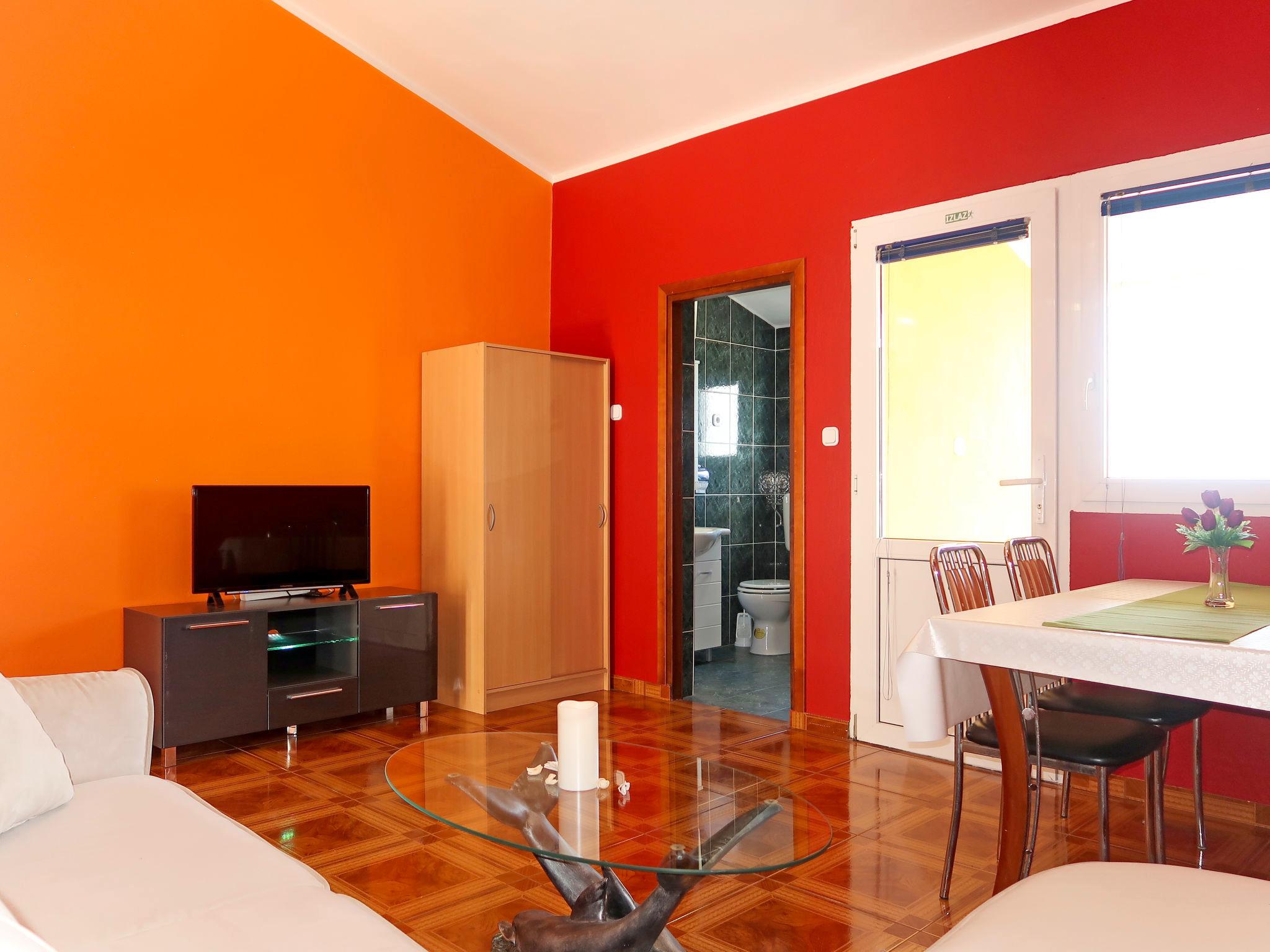 Foto 9 - Apartamento de 1 quarto em Senj com jardim