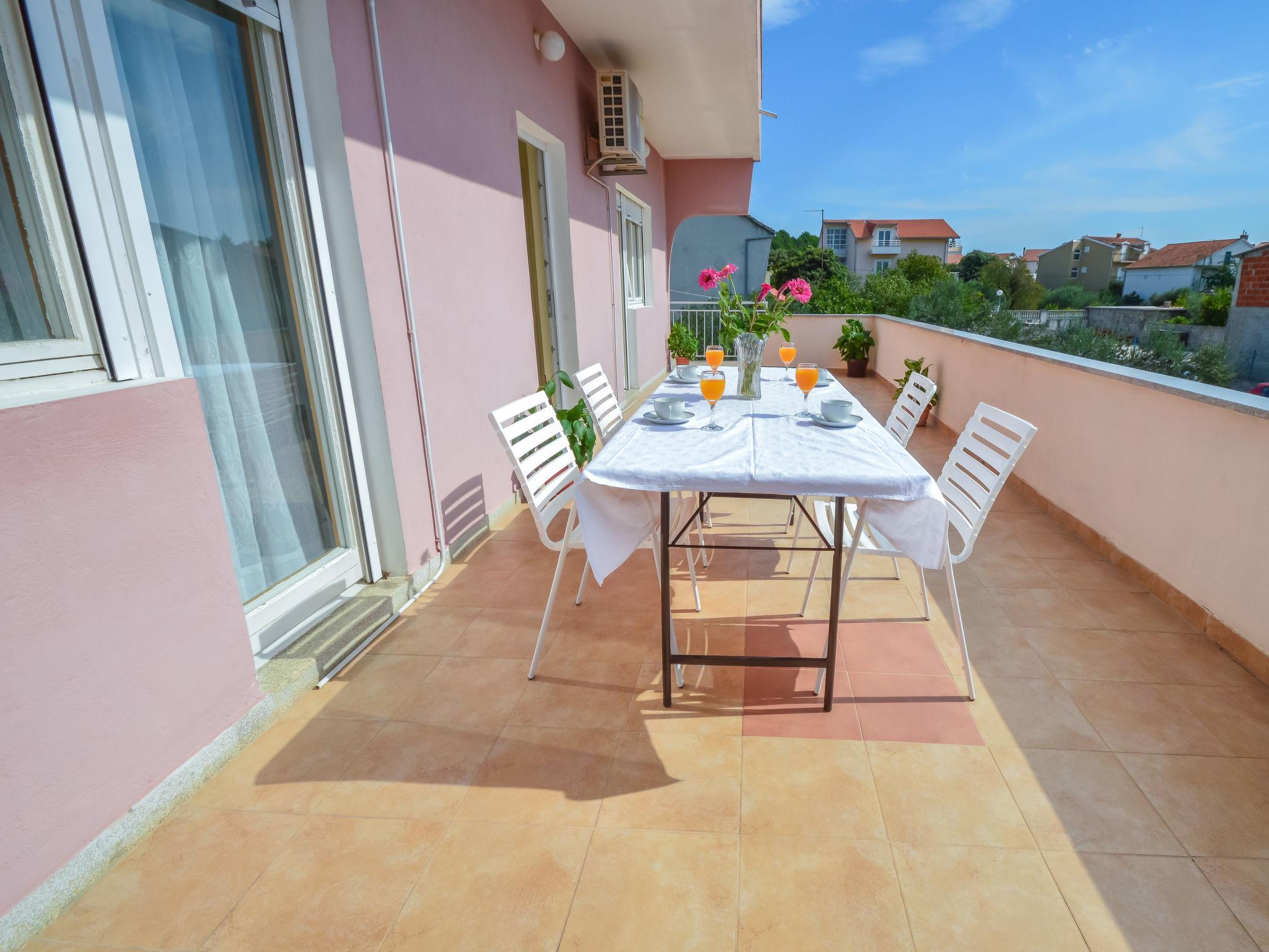 Foto 9 - Apartamento de 2 quartos em Sibenik com terraço