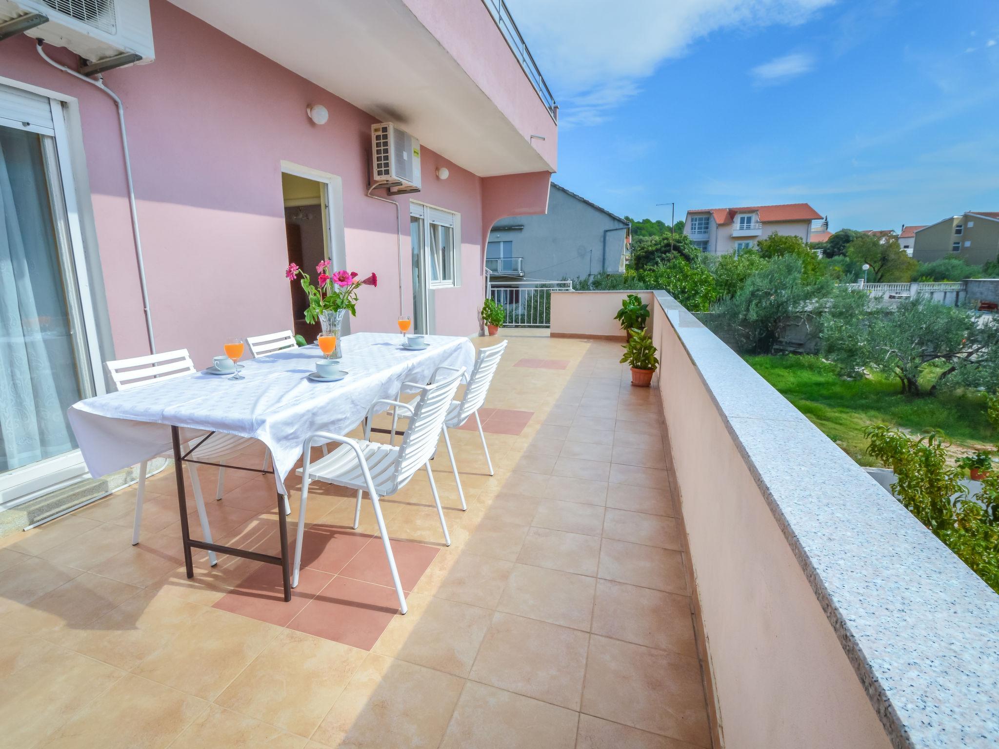 Foto 2 - Apartamento de 2 habitaciones en Sibenik con terraza y vistas al mar