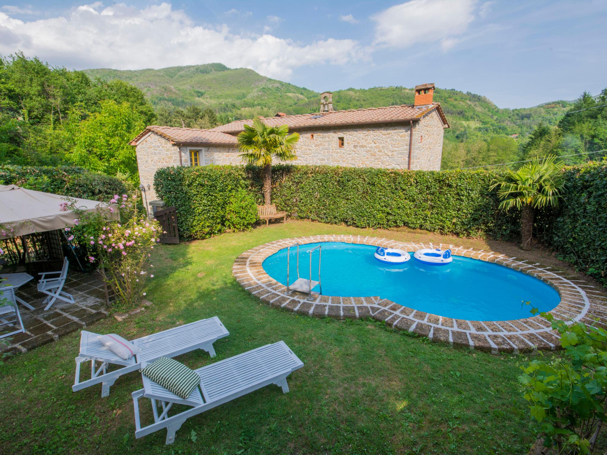 Foto 30 - Casa de 3 quartos em Pescia com piscina privada e jardim