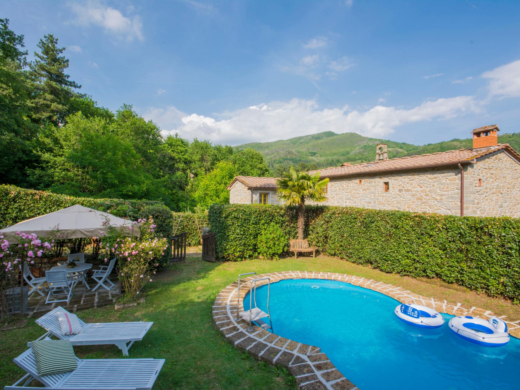 Foto 1 - Casa de 3 quartos em Pescia com piscina privada e jardim