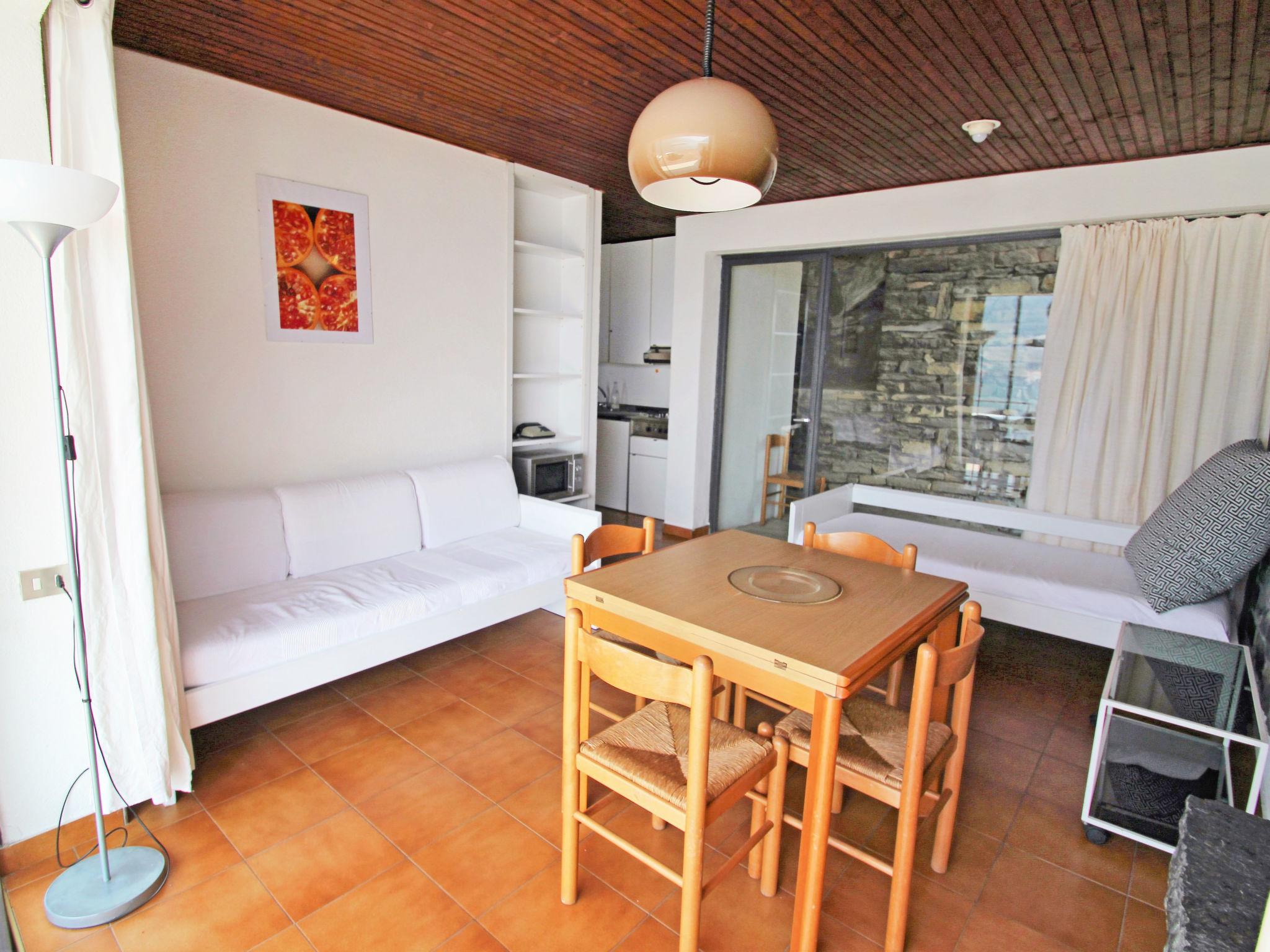 Photo 9 - 2 bedroom Apartment in Faggeto Lario with swimming pool and garden