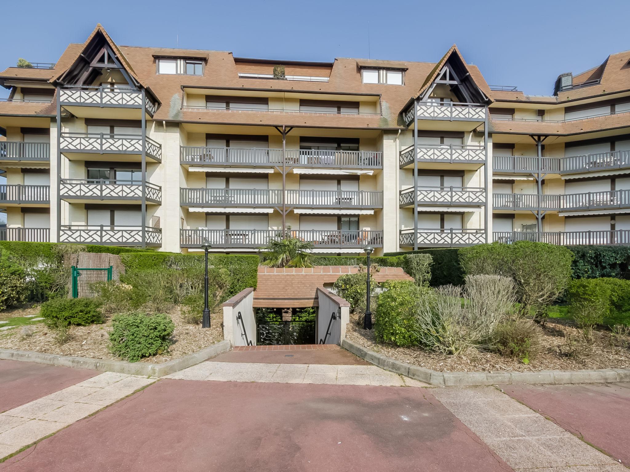 Foto 17 - Apartamento de 1 habitación en Deauville con jardín y vistas al mar