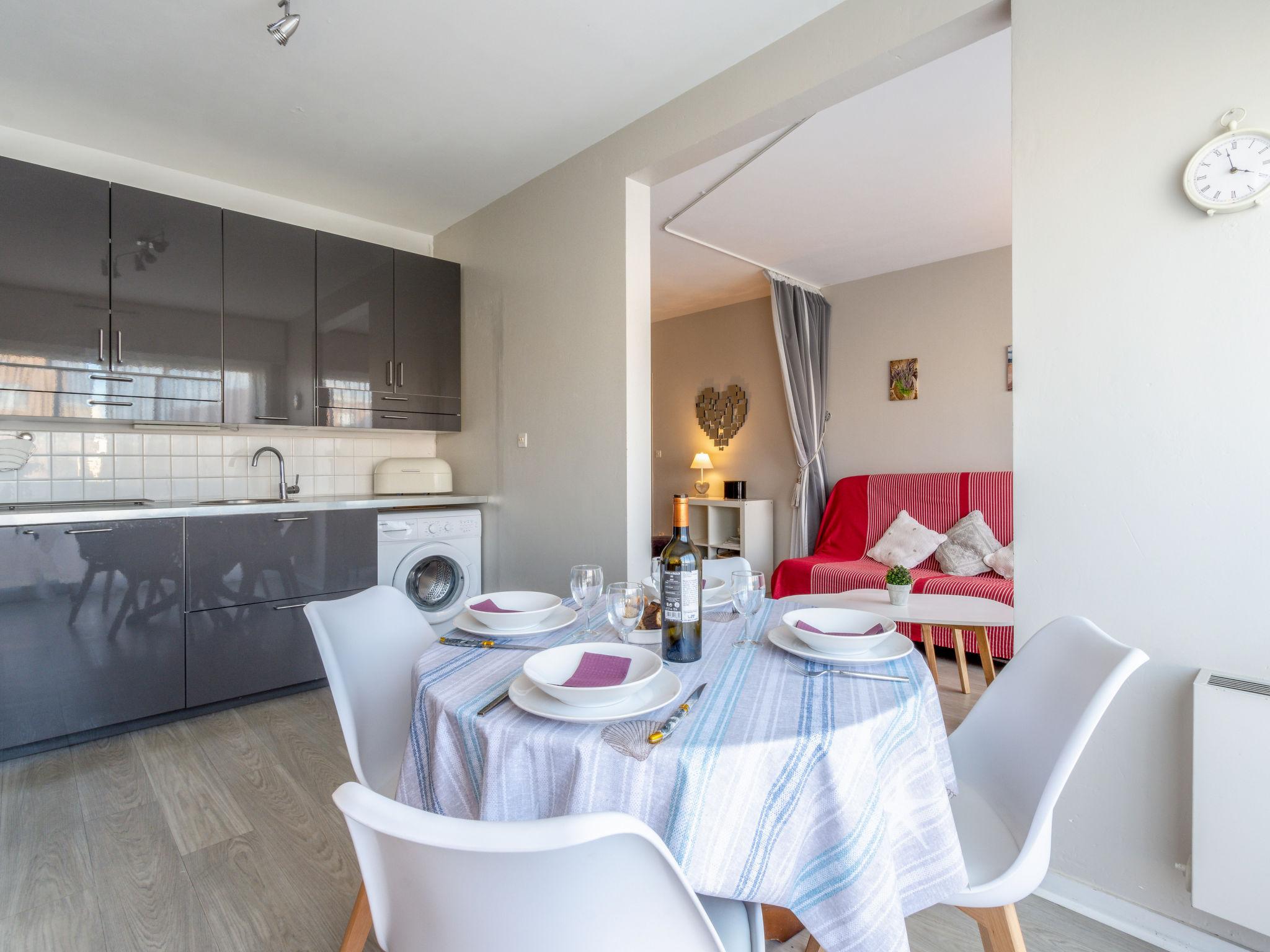 Foto 9 - Appartamento con 1 camera da letto a Sainte-Maxime con vista mare