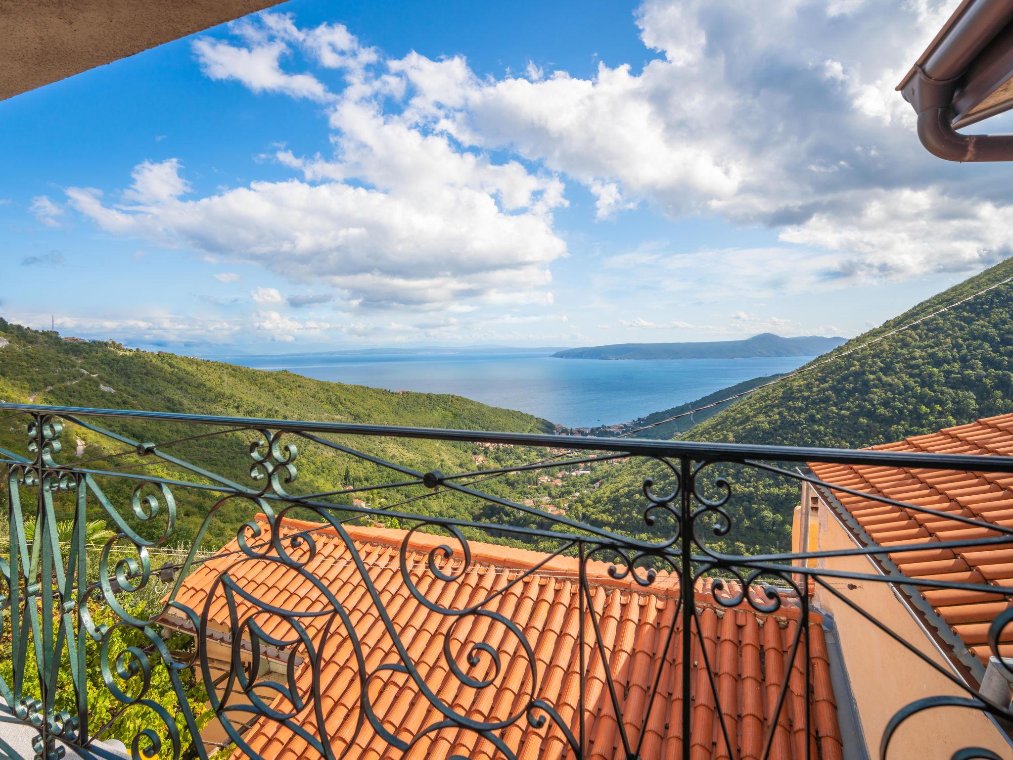 Photo 2 - Maison de 2 chambres à Mošćenička Draga avec jardin et terrasse