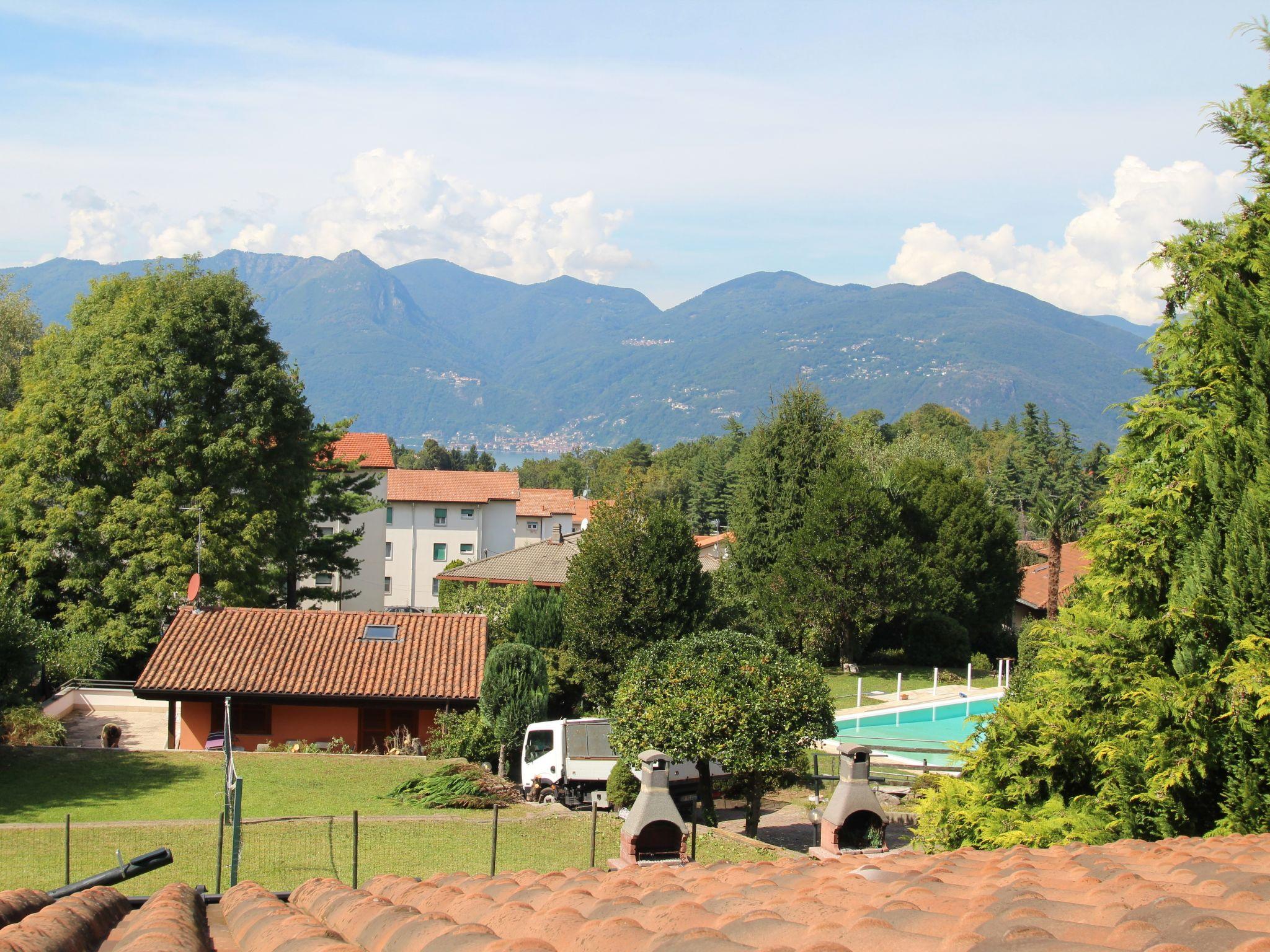 Foto 18 - Apartamento de 2 habitaciones en Luino con piscina y vistas a la montaña