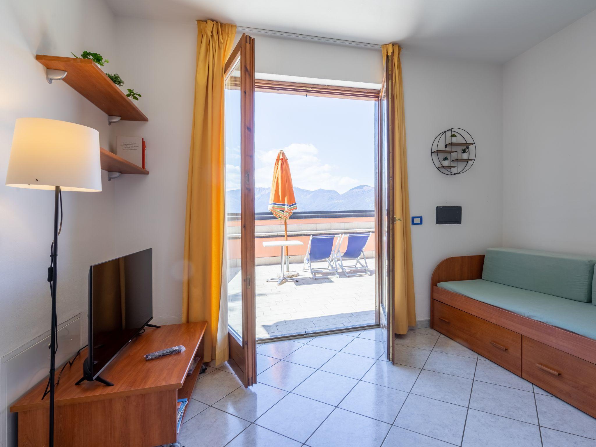 Foto 5 - Apartamento de 2 quartos em Luino com piscina e vista para a montanha