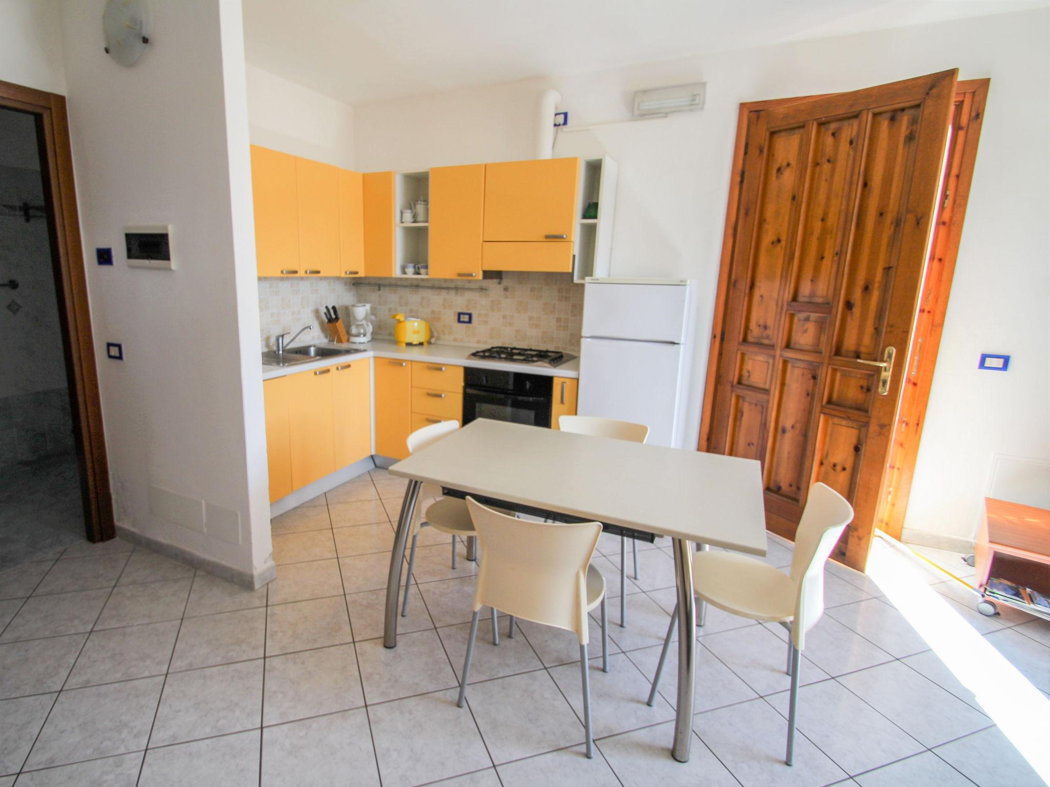 Foto 9 - Apartamento de 2 quartos em Luino com piscina e jardim