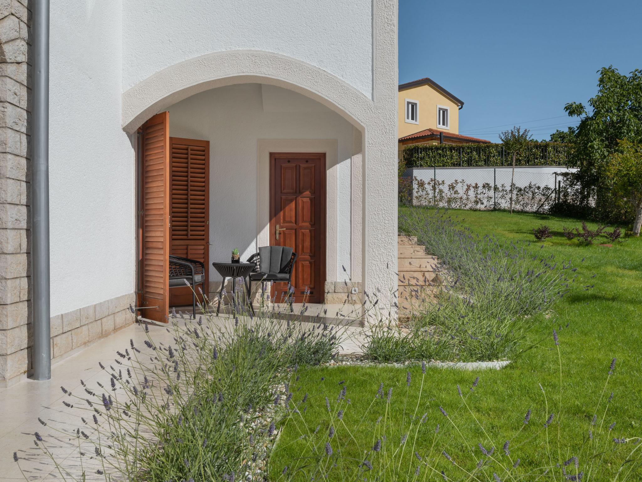 Foto 45 - Casa con 8 camere da letto a Poreč con piscina privata e giardino