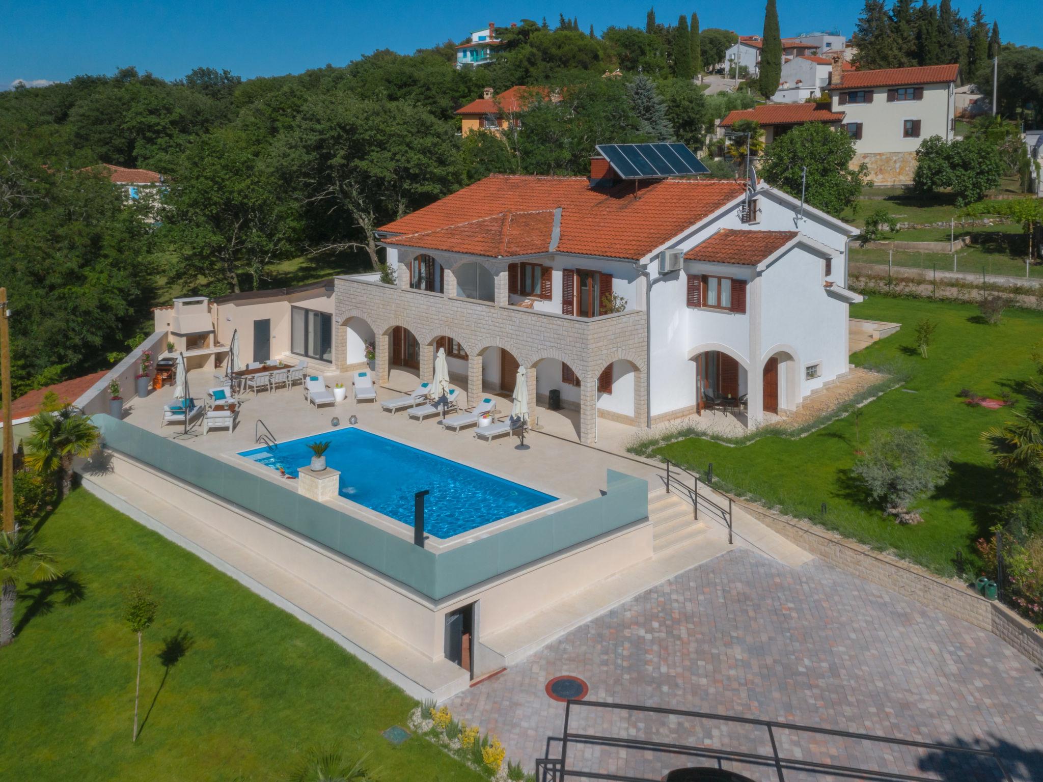 Foto 46 - Casa con 8 camere da letto a Poreč con piscina privata e giardino